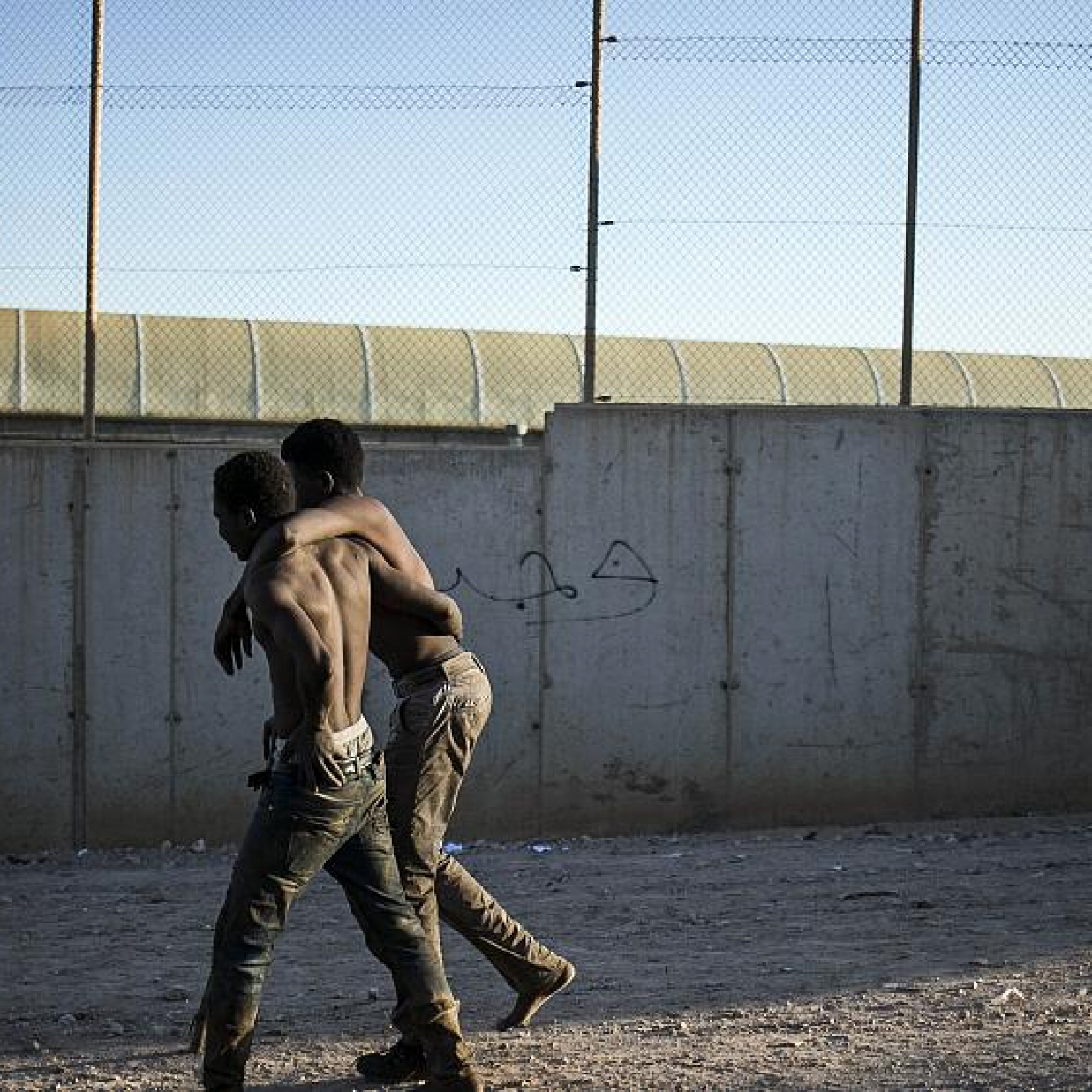 Hundreds of migrants attempt in vain to enter the Spanish enclave of Melilla