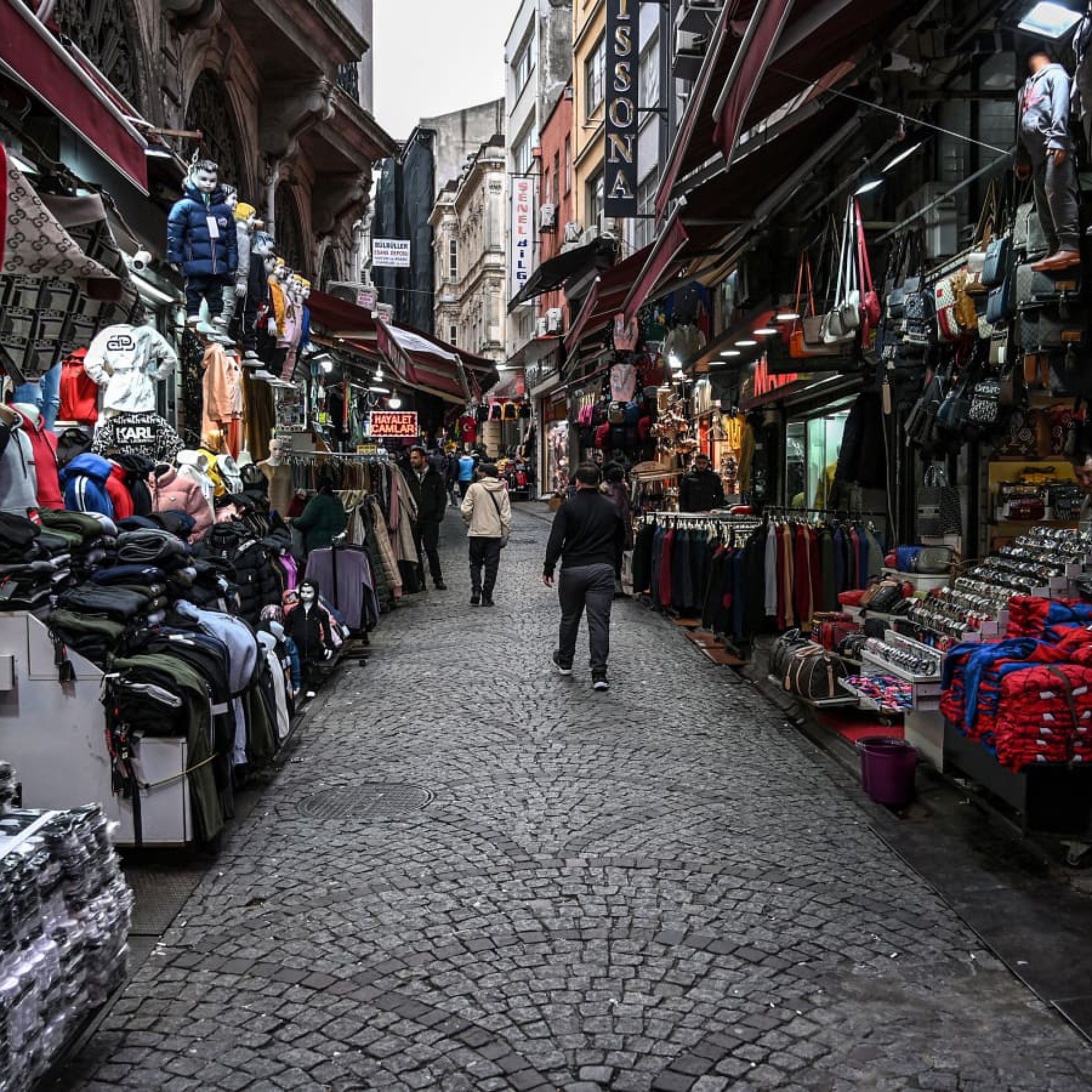 Bulgarian shoppers find bargains in Turkey as lira struggles