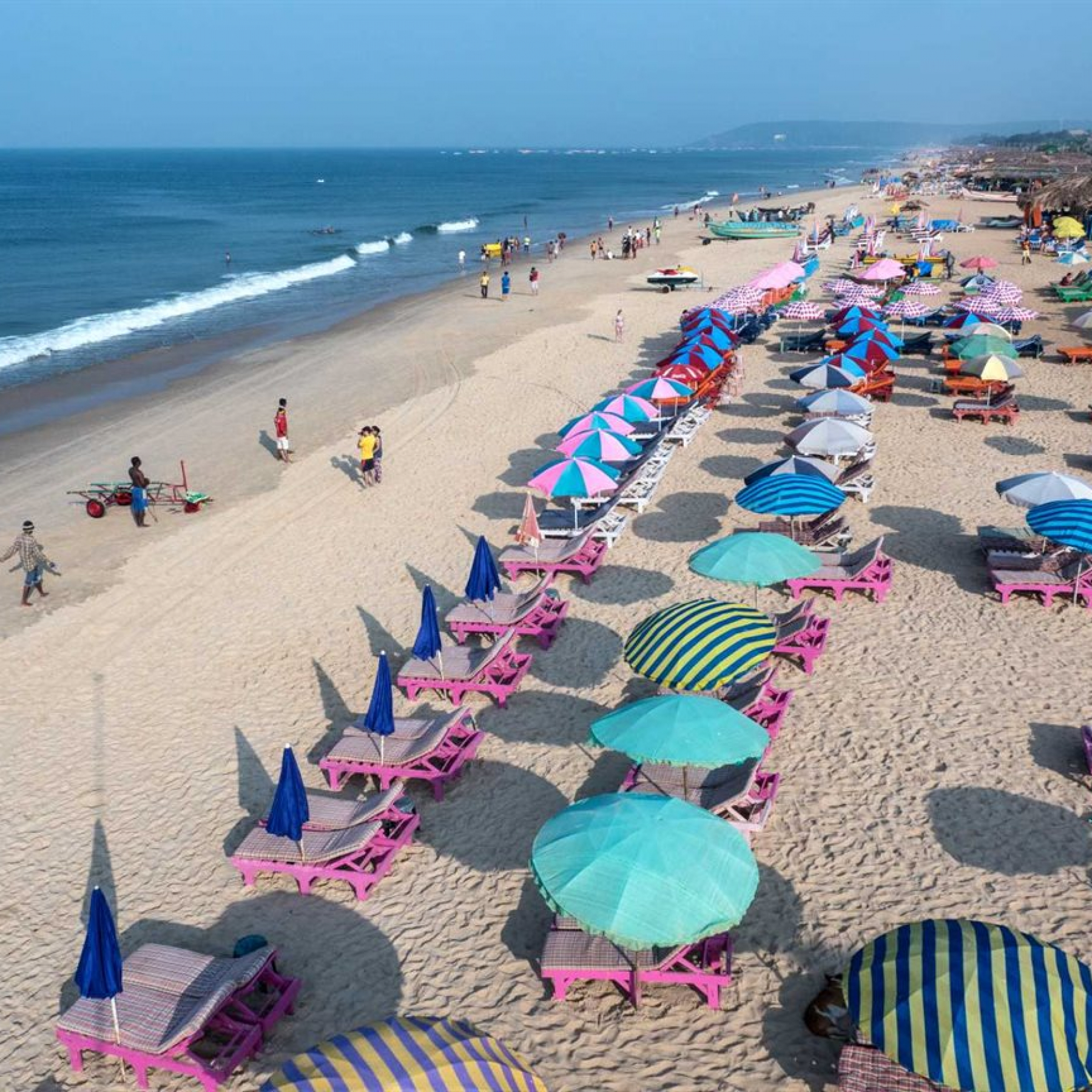 Goas beaches packed with domestic tourists as India tightens COVID-19 rules