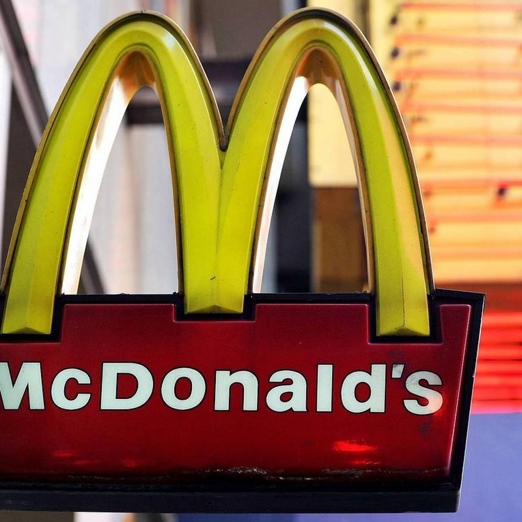 Russias new version of McDonalds unveils logo 