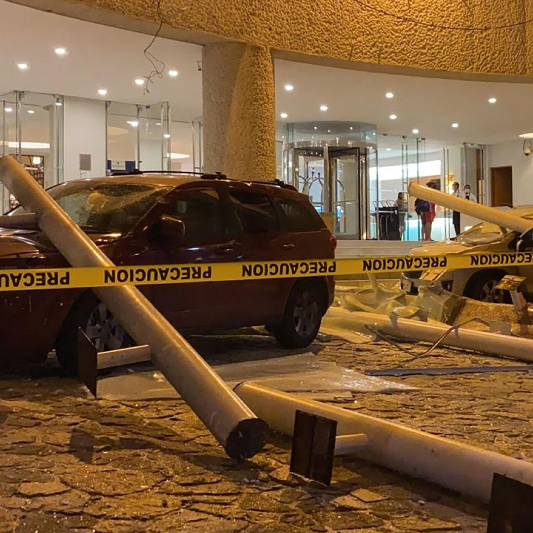 At least 1 dead as powerful earthquake strikes Mexican resort city of Acapulco buildings sway in Mexico City