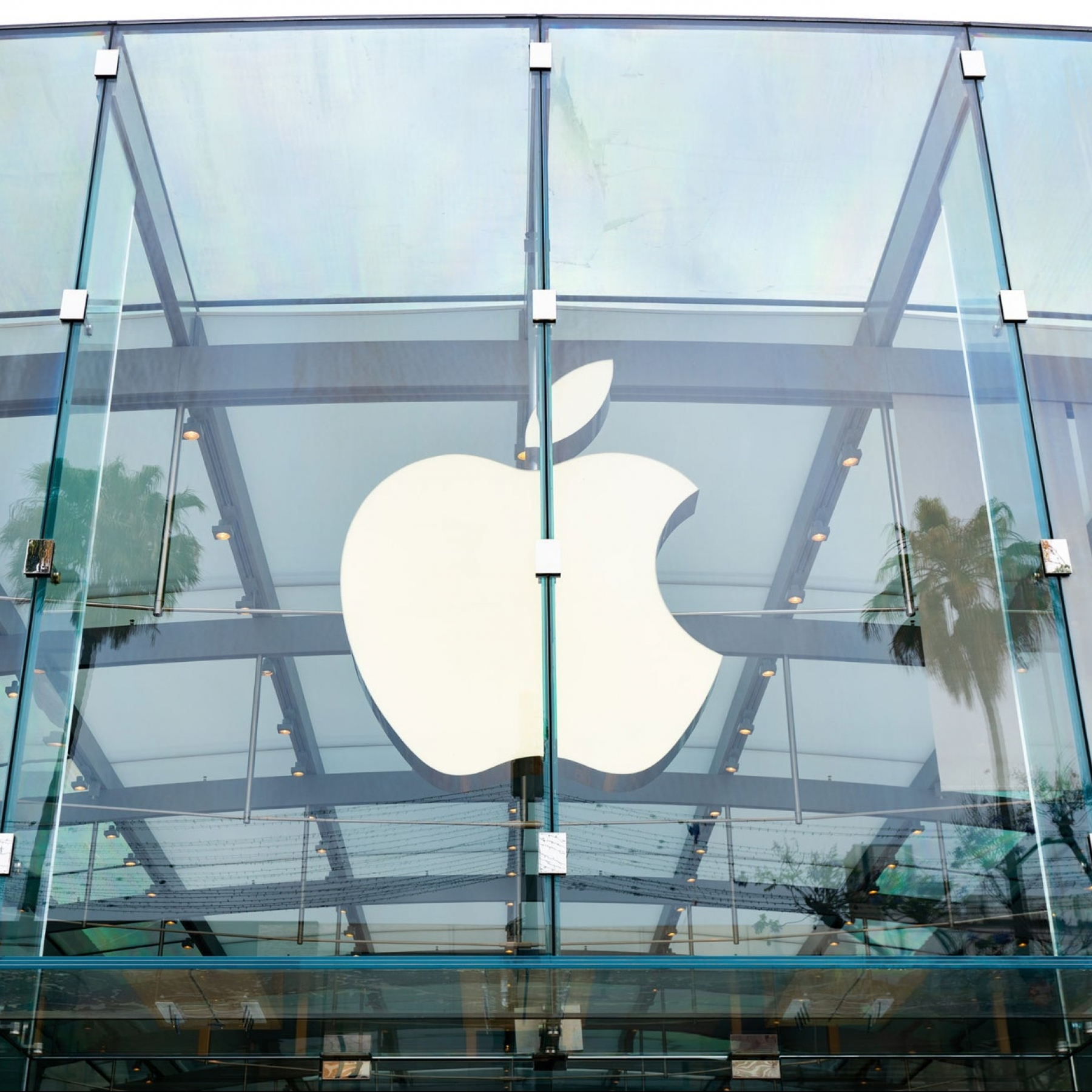 Apple becomes first firm to hit $3tn market value