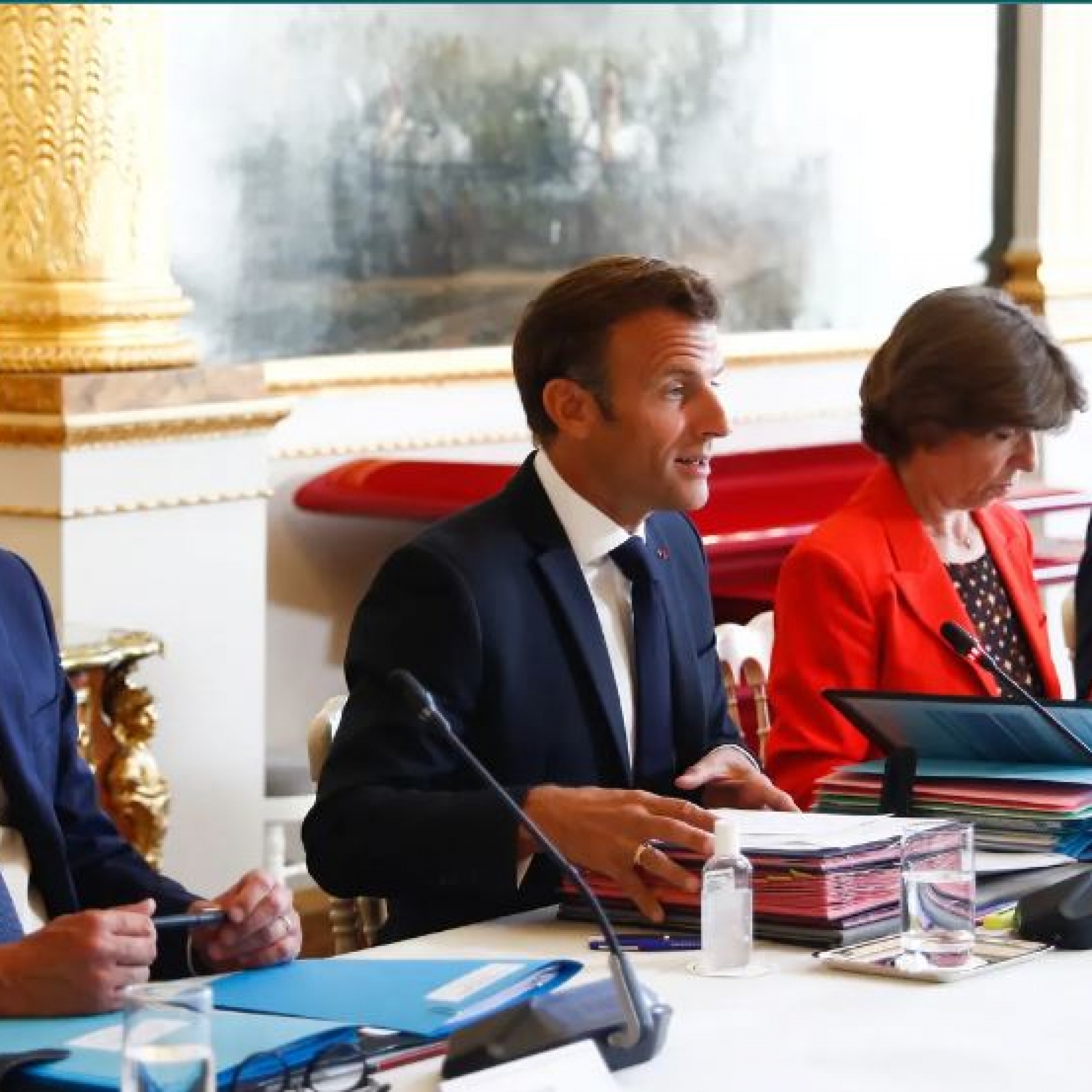  Macron warns of end of abundance as France faces difficult winter