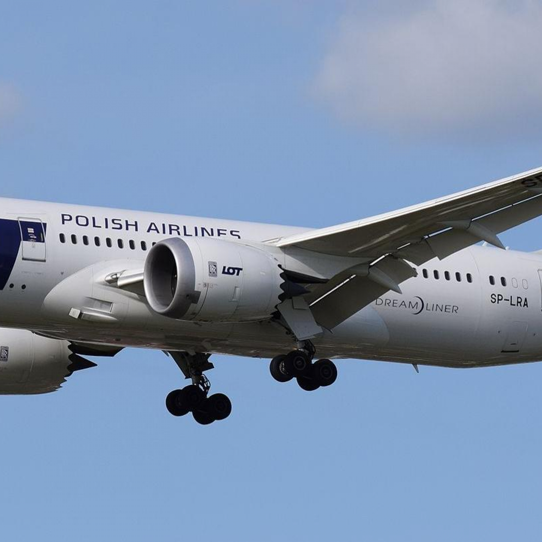 Poland to reduce flights if talks with controllers fail
