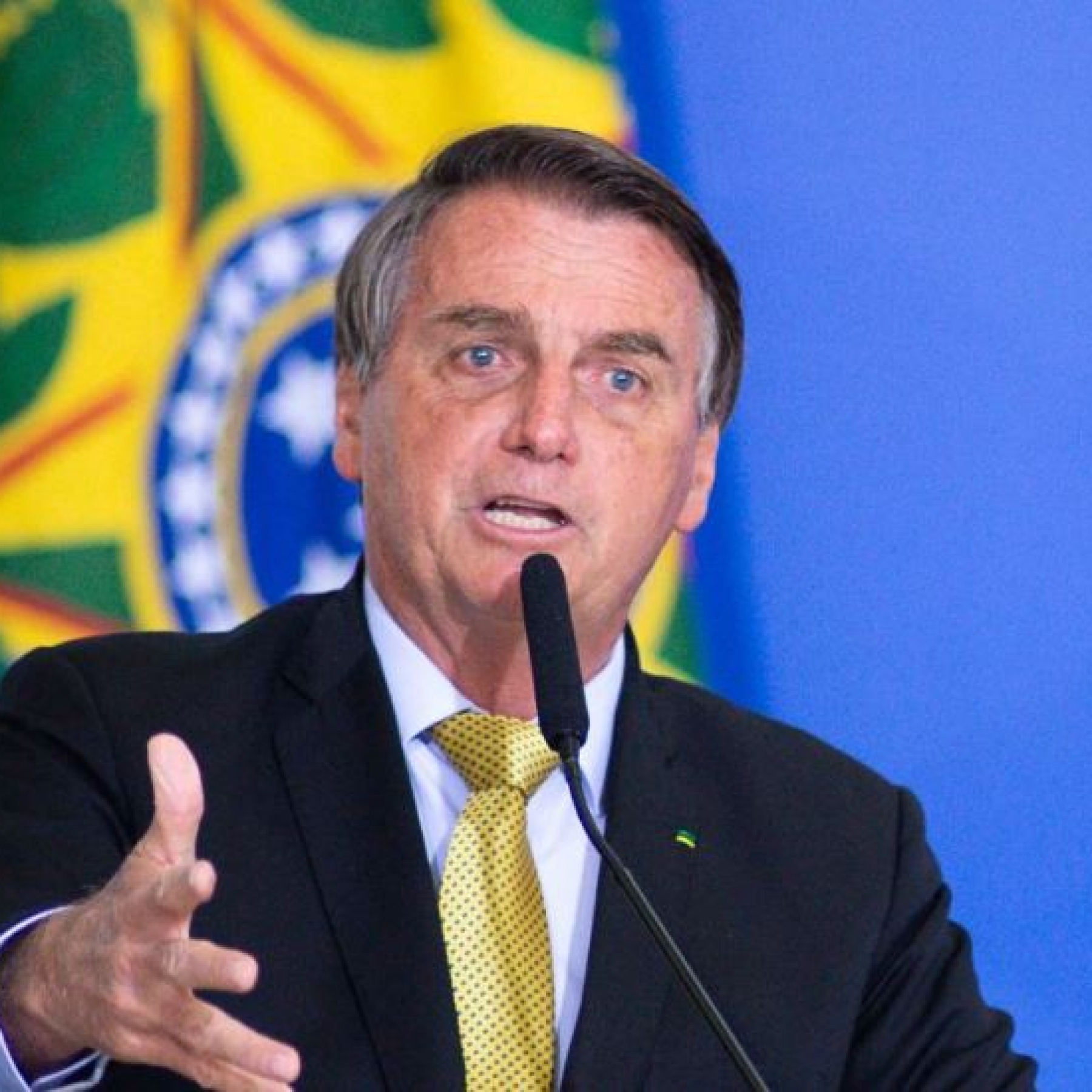Bolsonaro under fire over claims family paid for 51 properties in cash