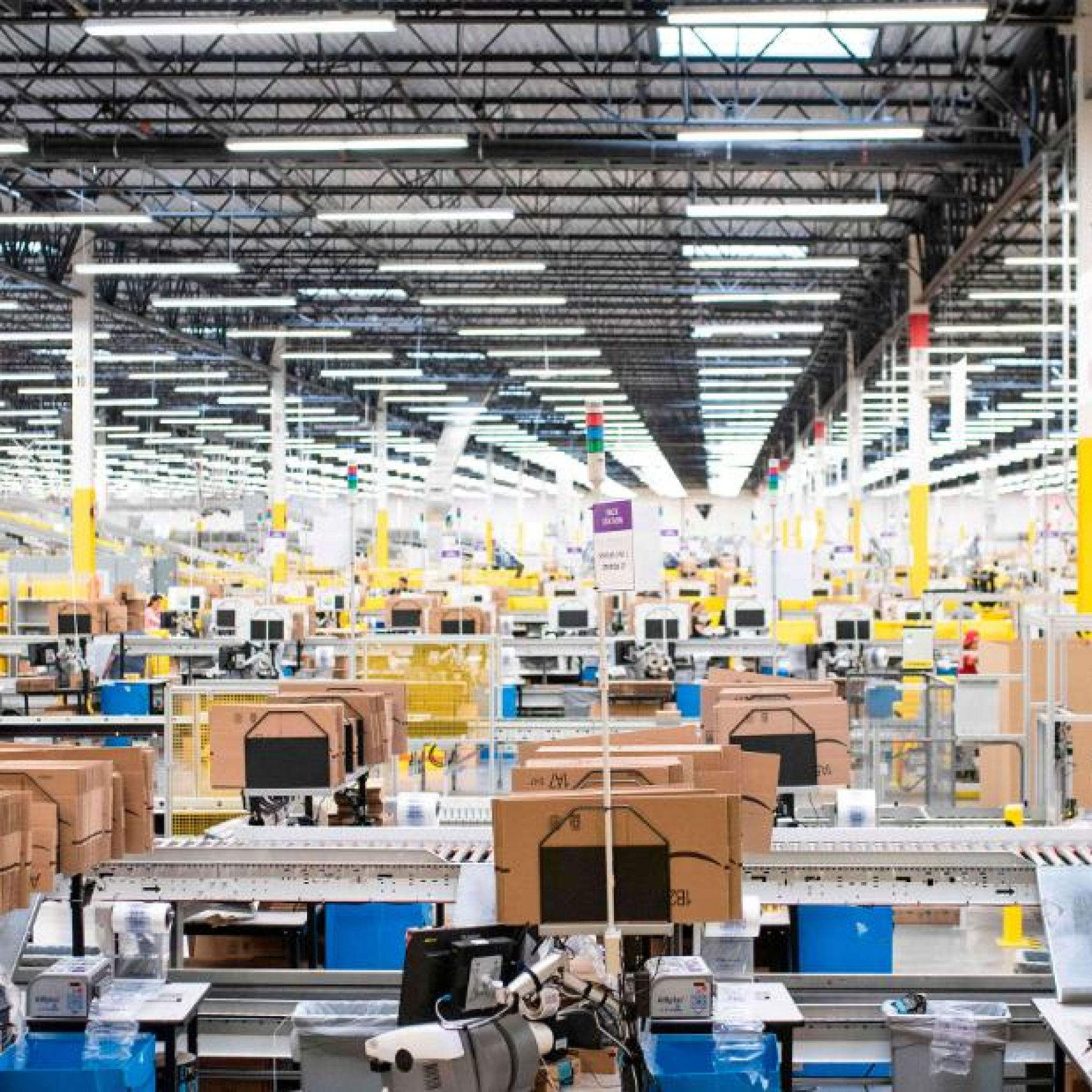 Amazon will hire 125000 workers dangling $3000 bonuses for some jobs