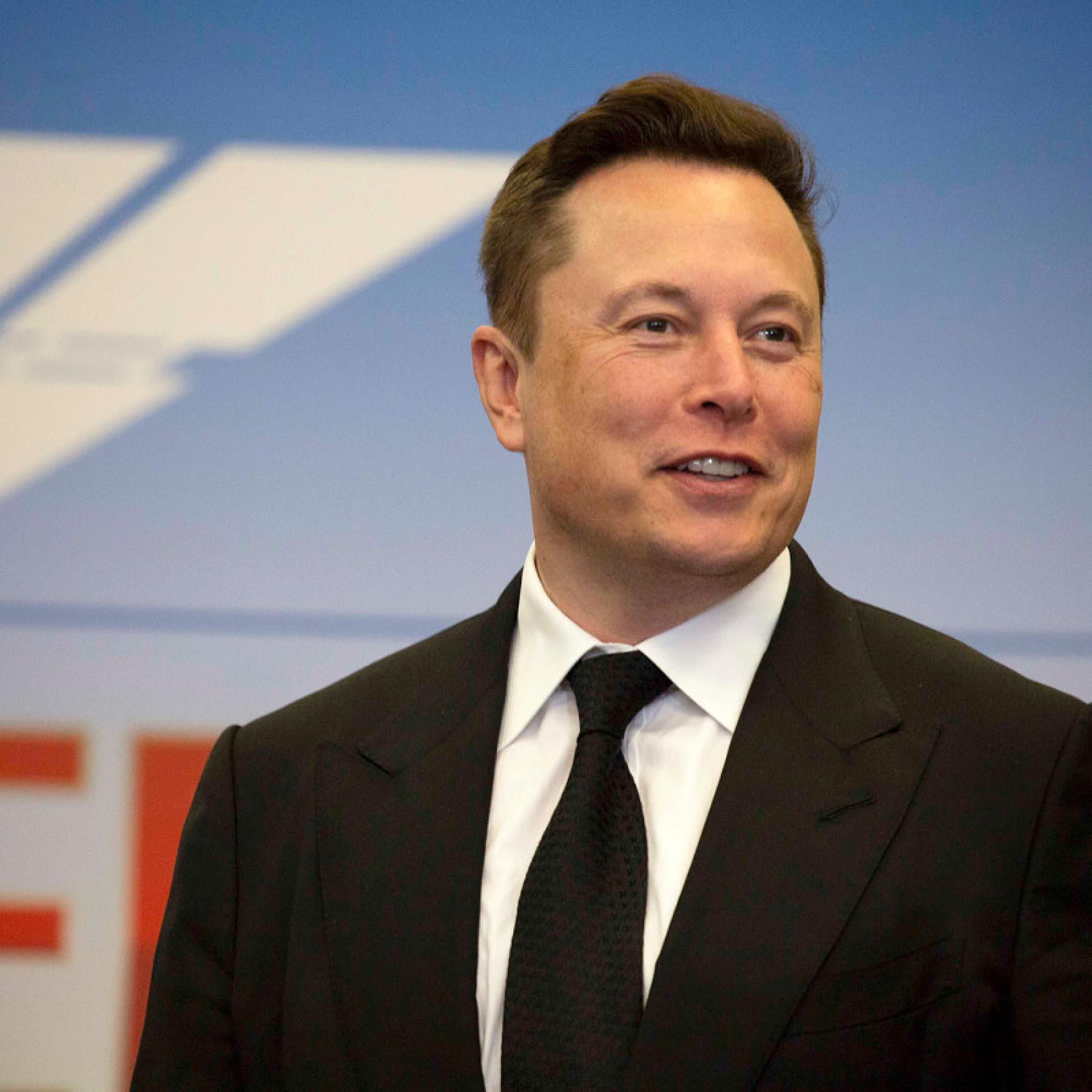 Tesla boss sells $5bn of shares after Twitter poll