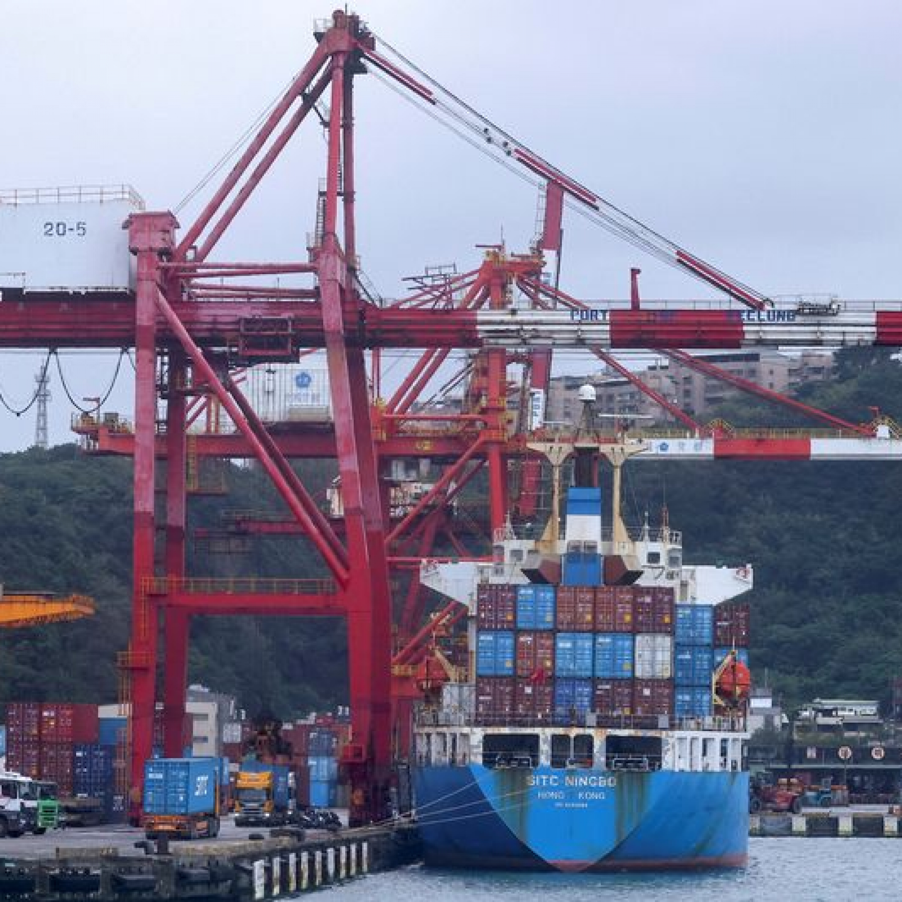 Taiwan May exports seen rising for 23rd month but more slowly