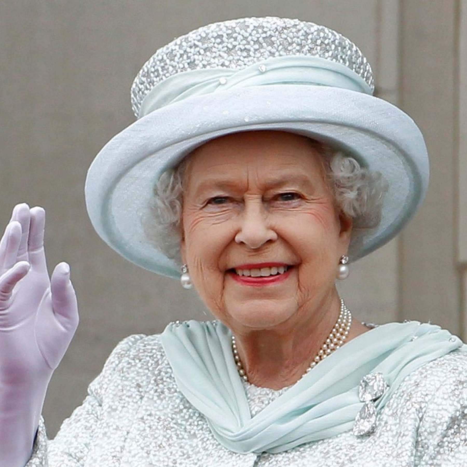 Holiday weekend Platinum Pudding pageant of flags. Palace reveals how Queens 70th jubilee will be celebrated