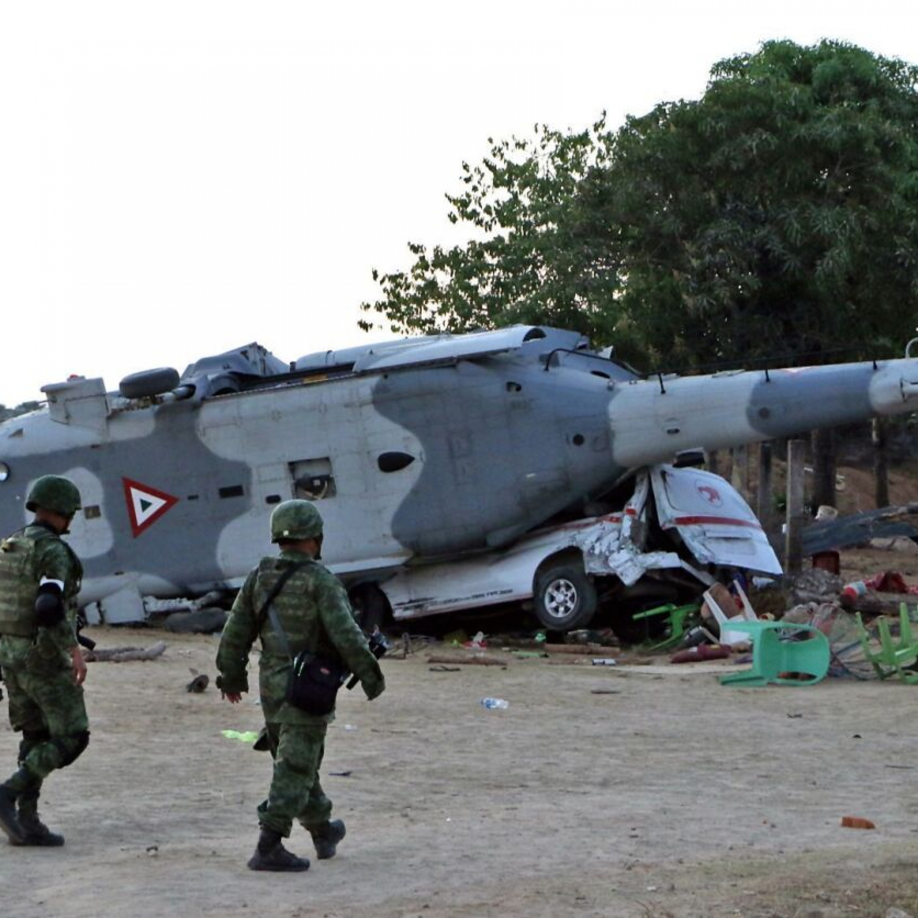 5 Mexico marines on firefighting flight hurt in copter crash