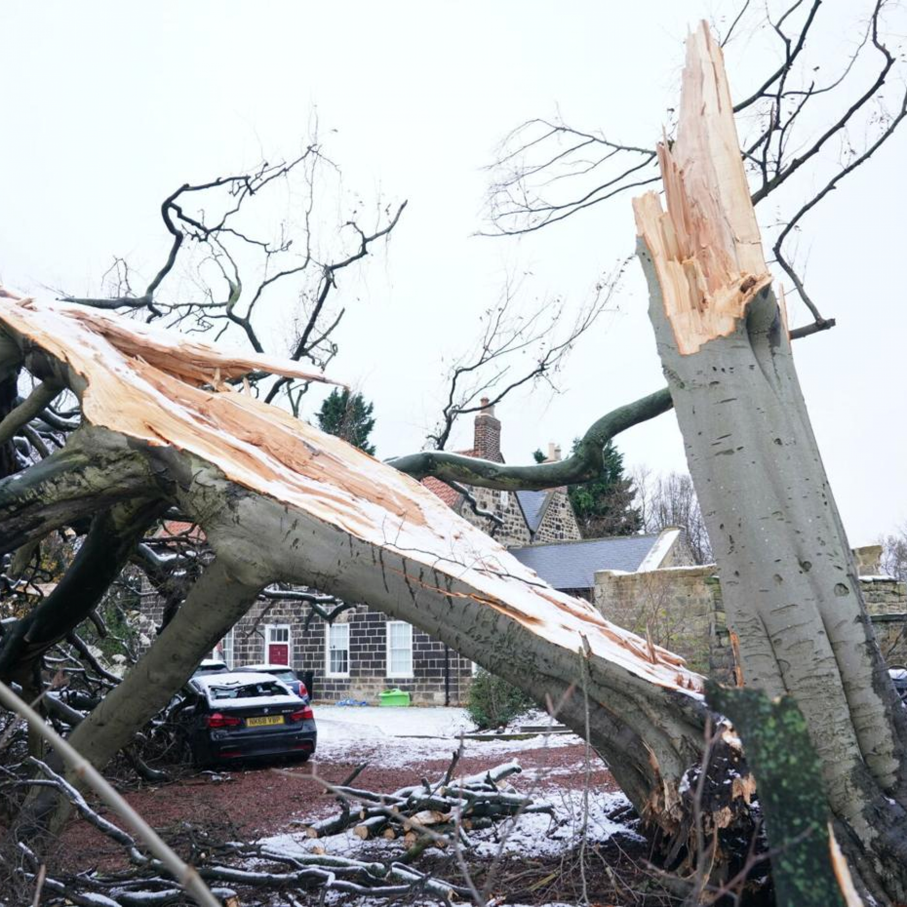 30000 in UK without power for 5th night after storm