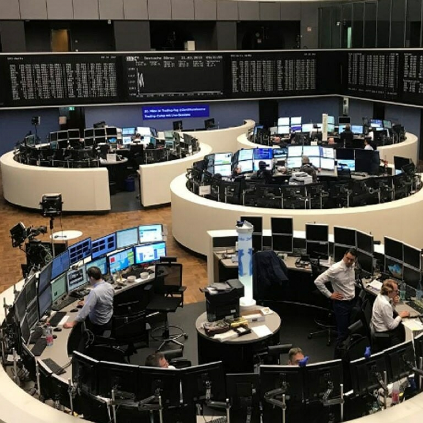 Fading Omicron concerns set up shares for weekly gain dent dollar