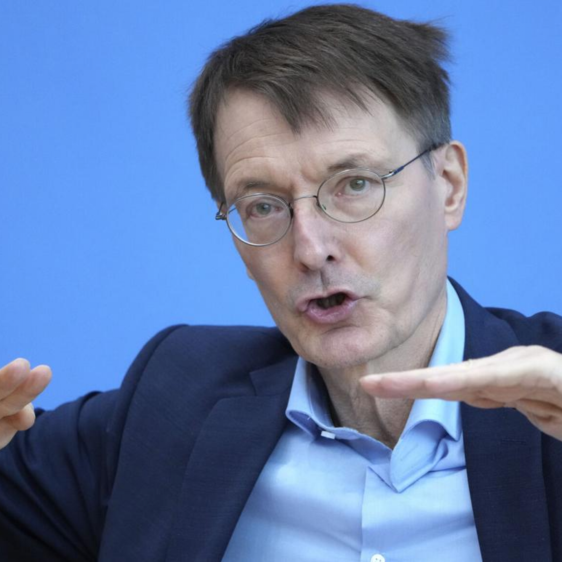 Difficult weeks ahead warns German Health Minister on Omicron fears