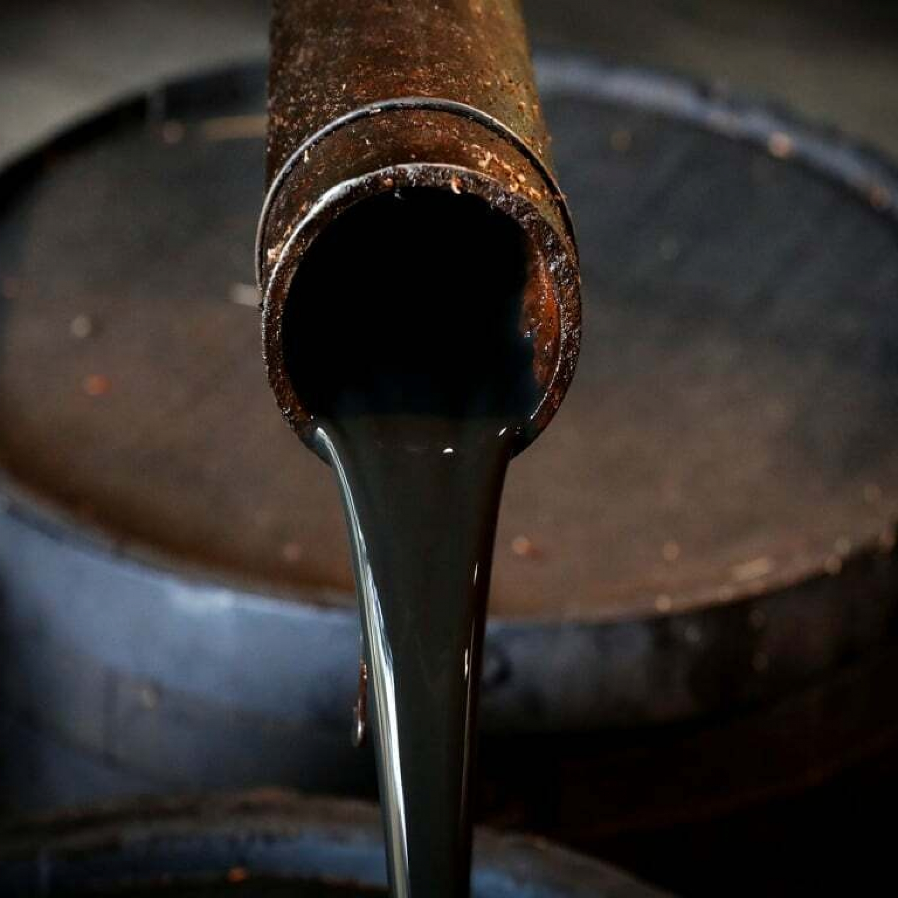 Chinas crude oil imports drop for first time since 2001