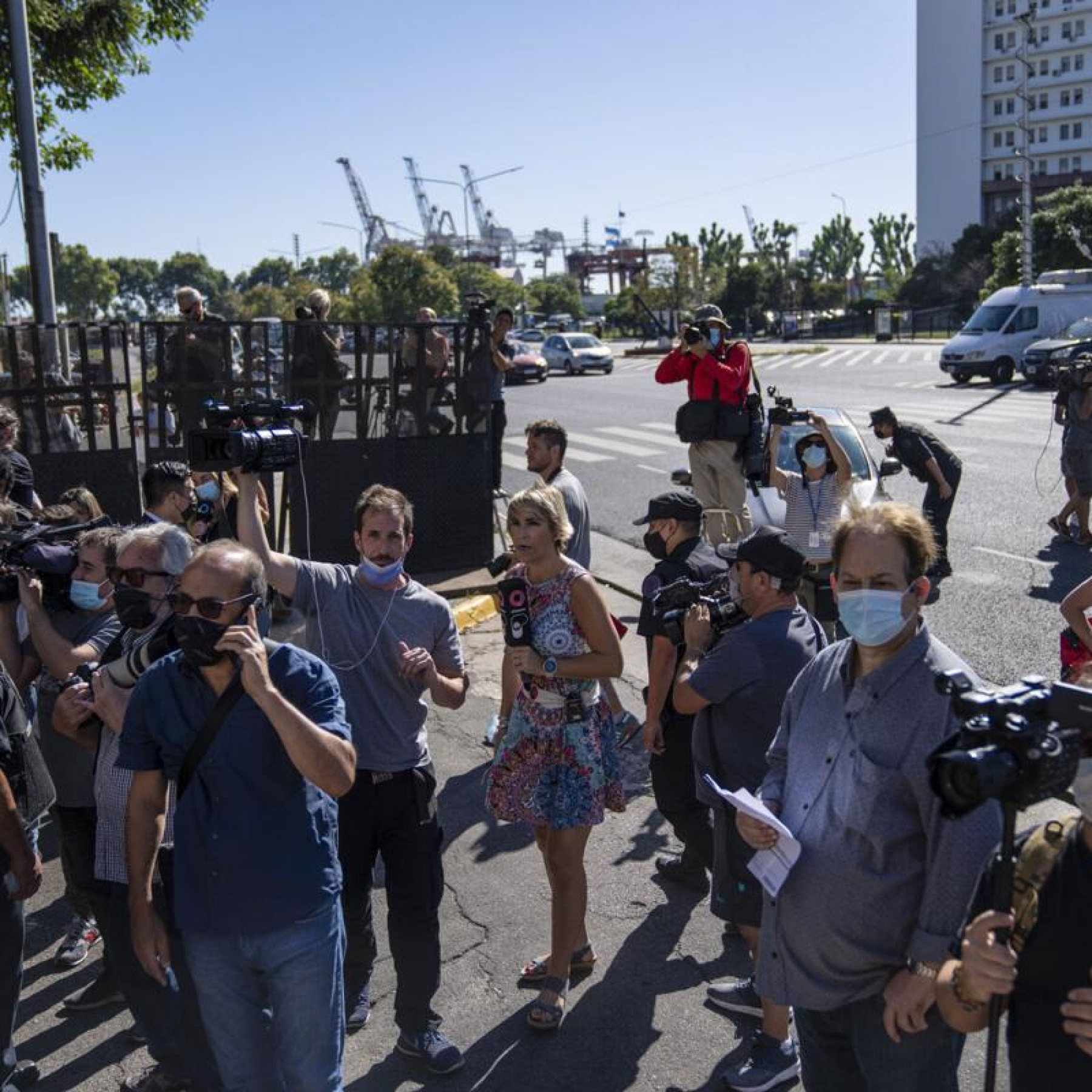 Argentinas leader goes to court to back vice president