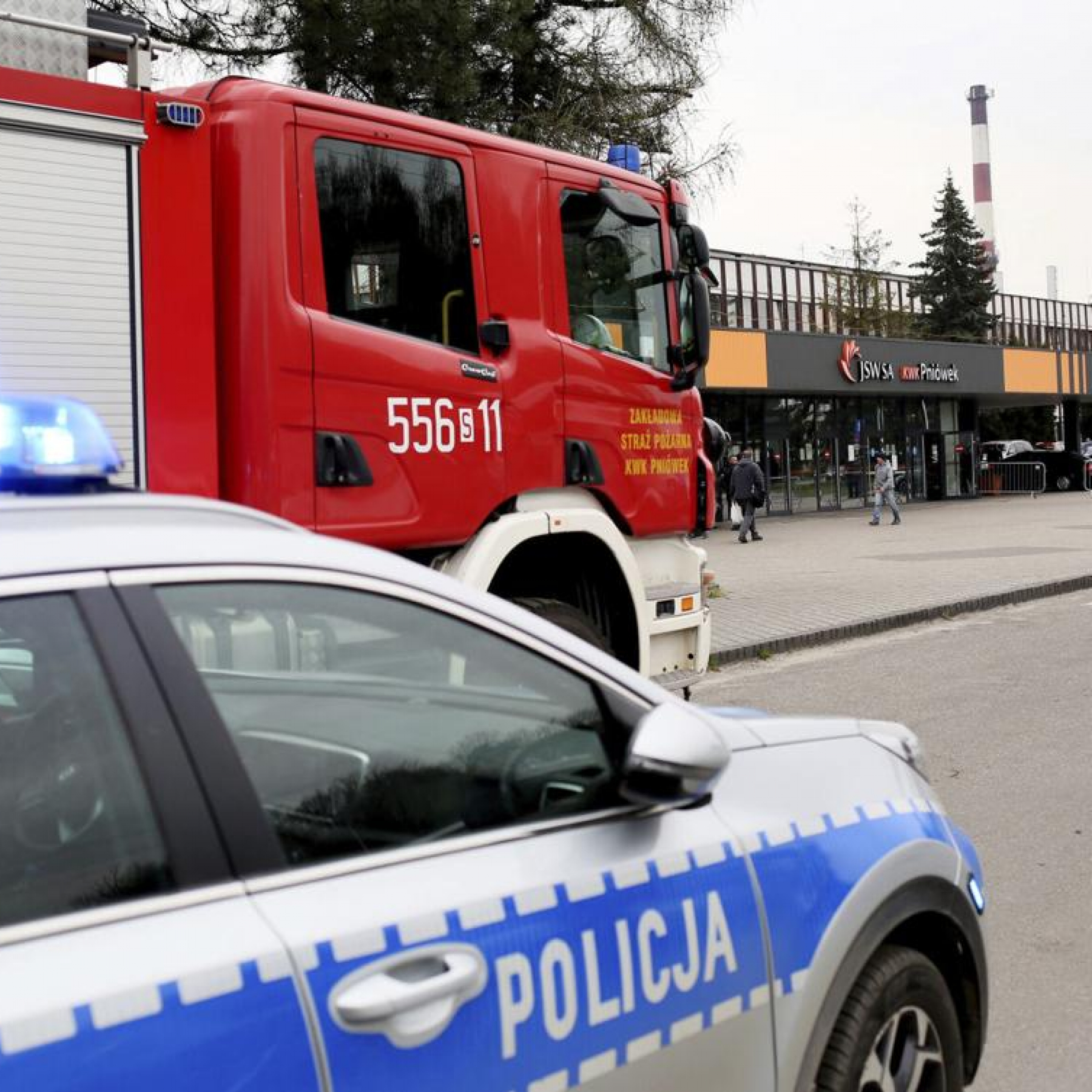 More blasts at mine where rescuers seek 7 missing