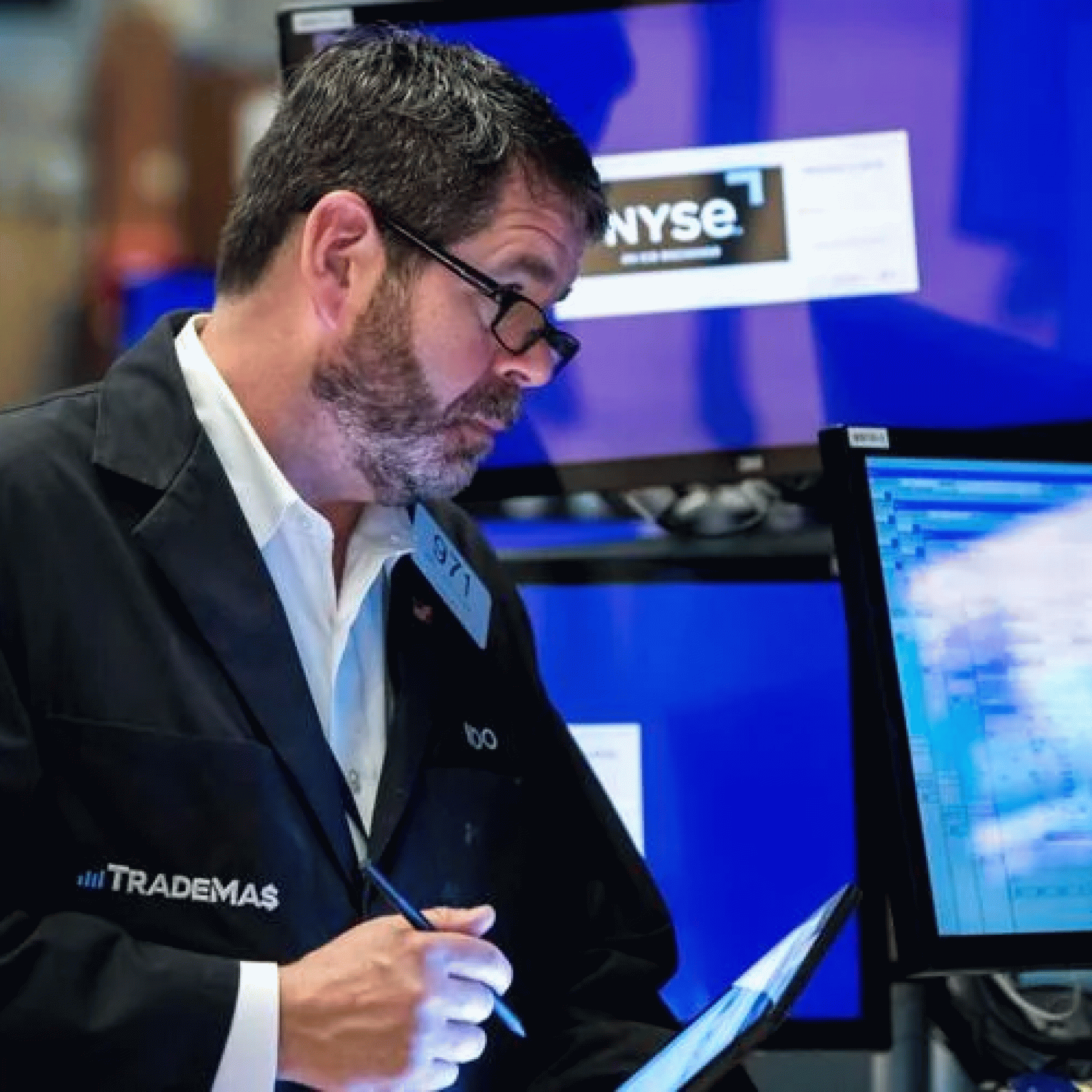 Stocks end mostly lower extending losing streak for S&P 500
