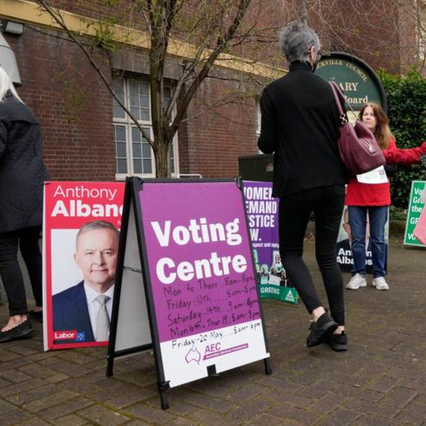 Australia set to go to polls in expected close election