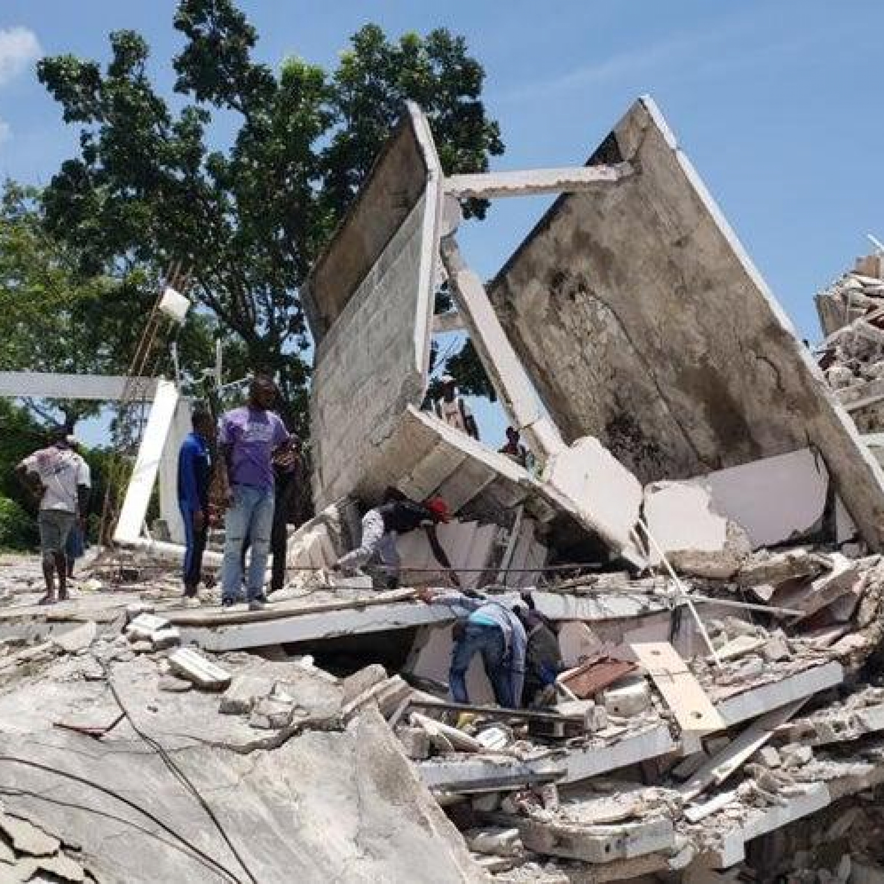 Haiti earthquake: Tensions rise in struggle to get aid to victims