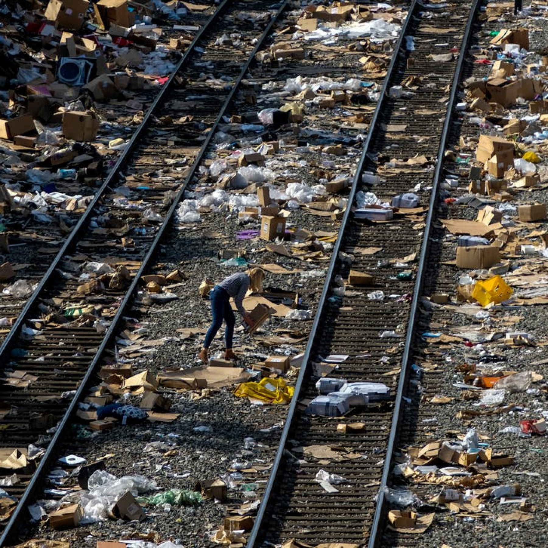 Train derails near LA site of recent wave of cargo thefts