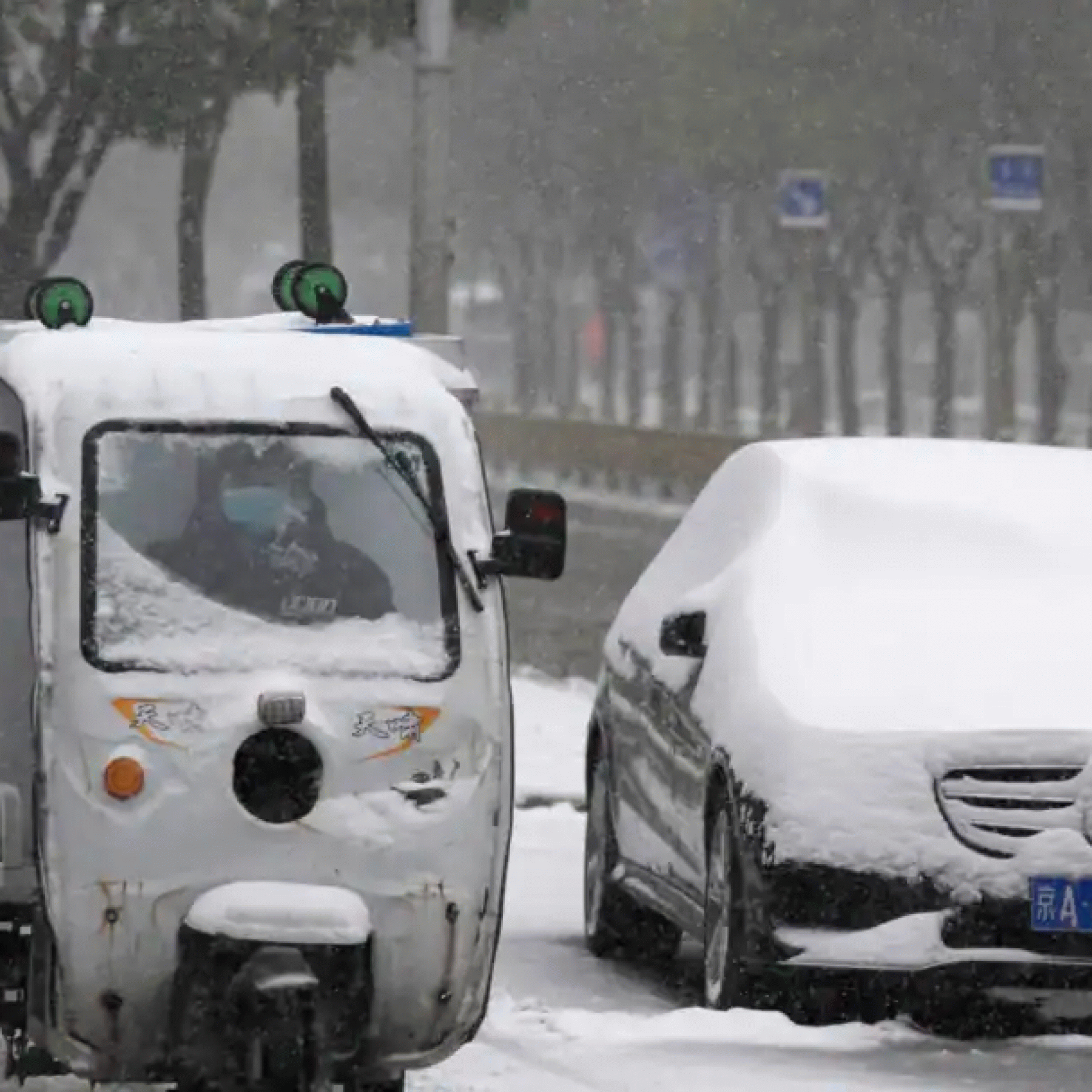 Early-season snow blankets Beijing northern China