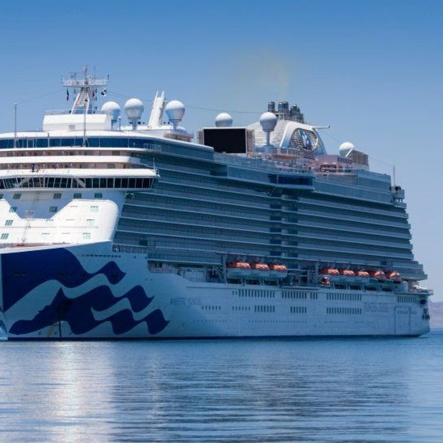 Cruise ship with 800 Covid cases