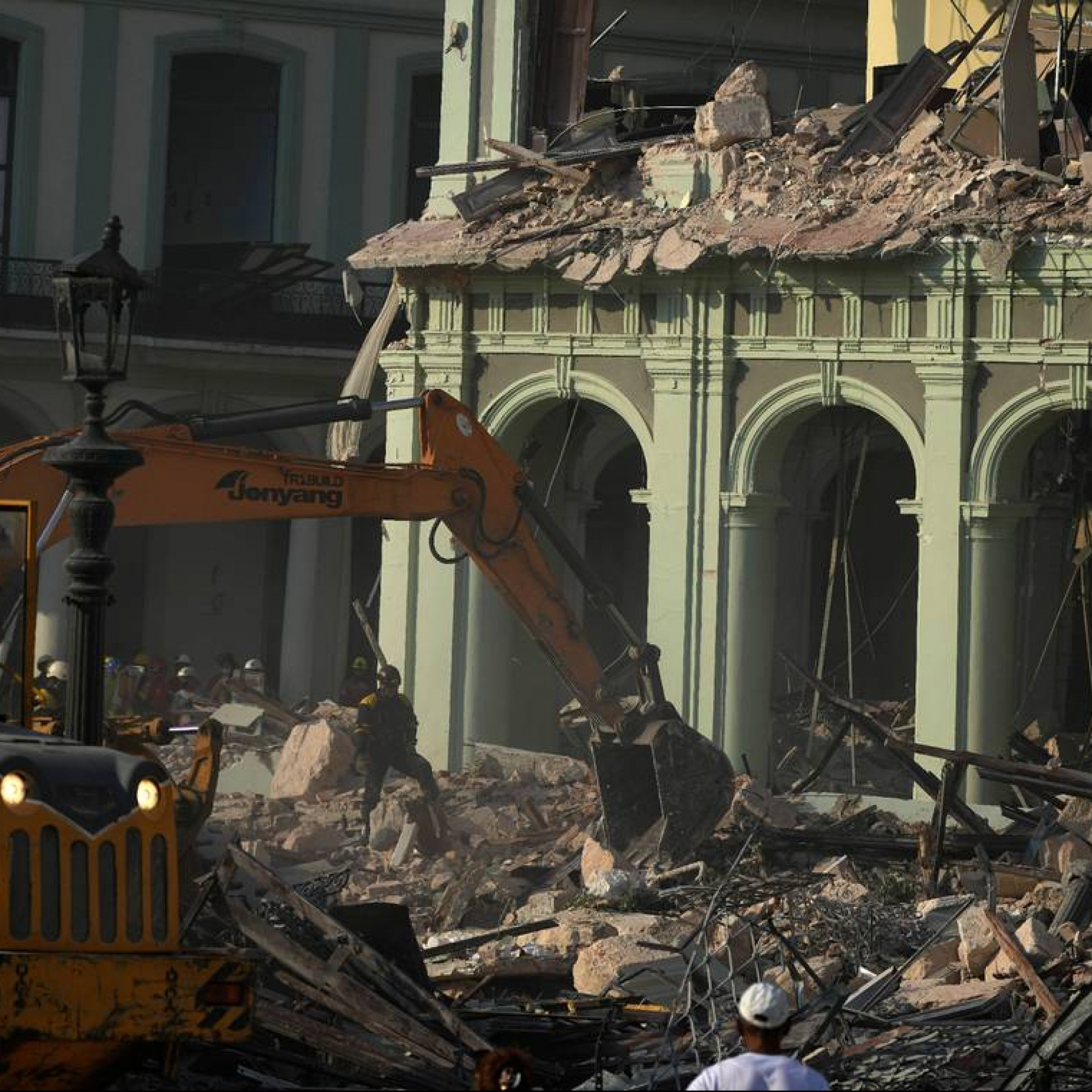 Crews work through 2nd night after Cuba hotel blast kills 27