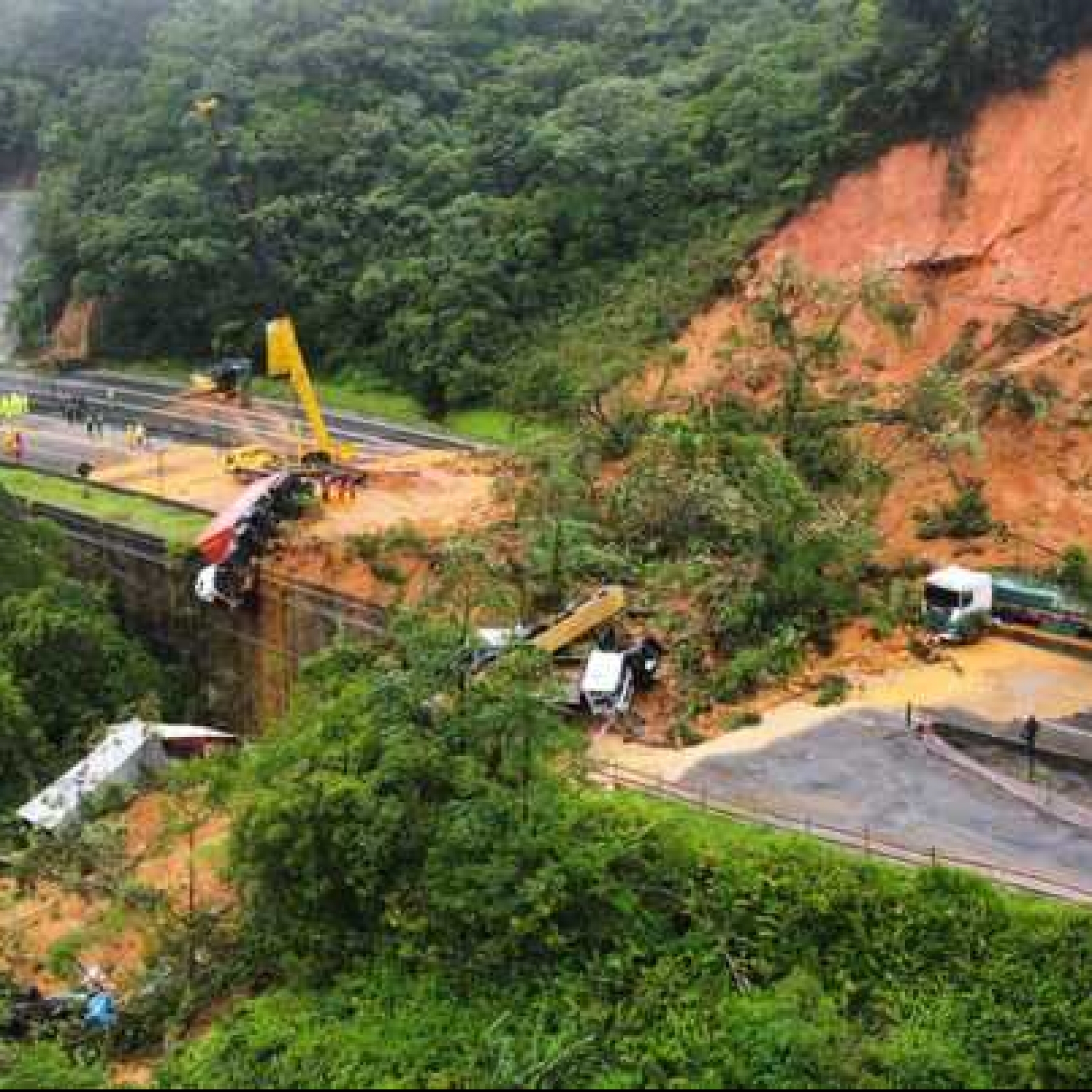 Deadly landslide engulfs motorway in Brazil