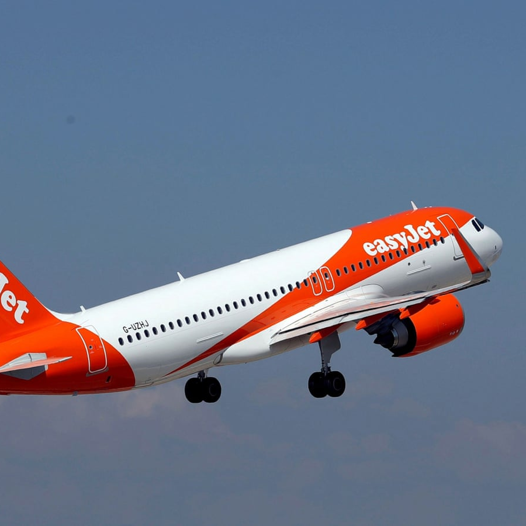 EasyJet rejects takeover bid and seeks to raise more money