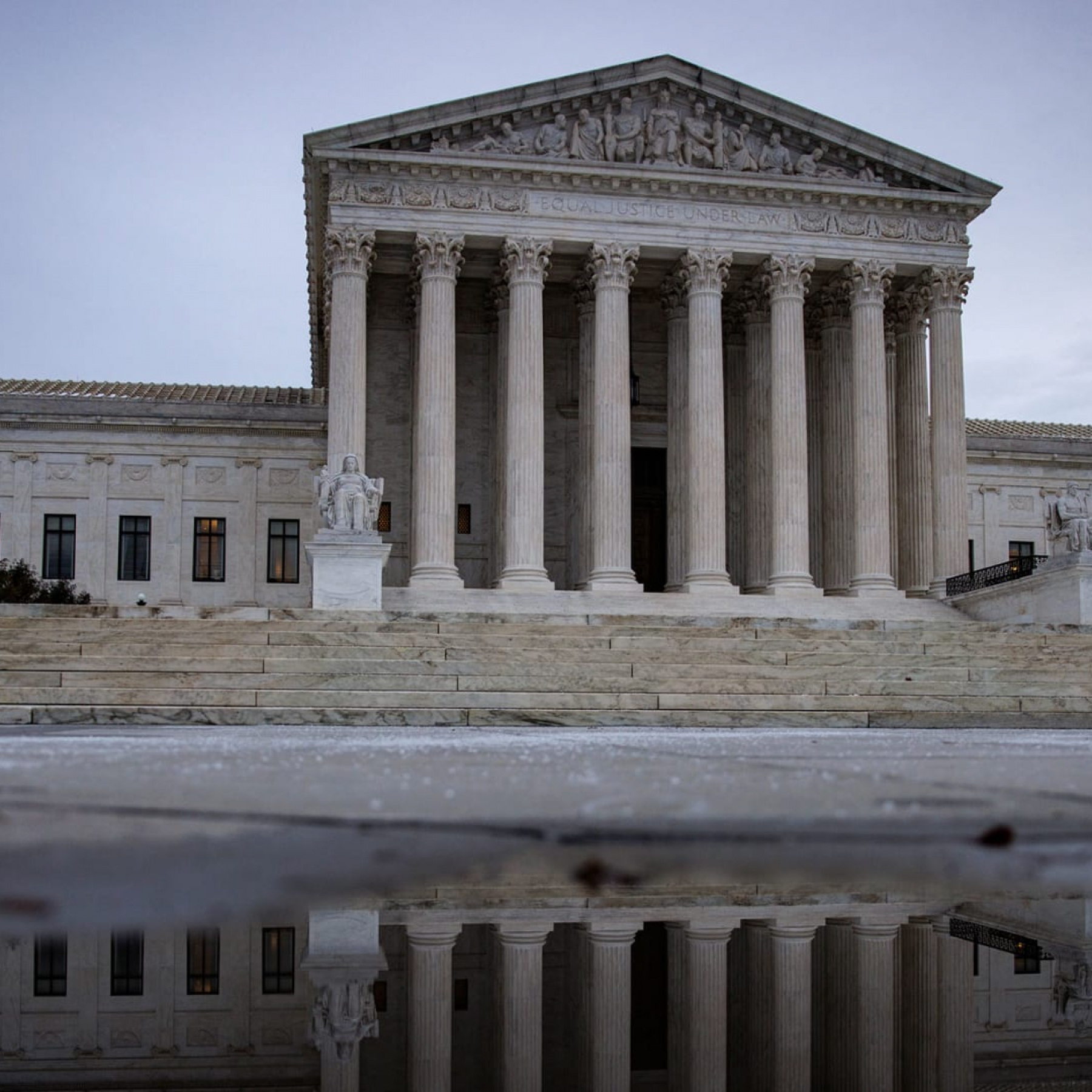 Draft opinion suggests high court will overturn Roe
