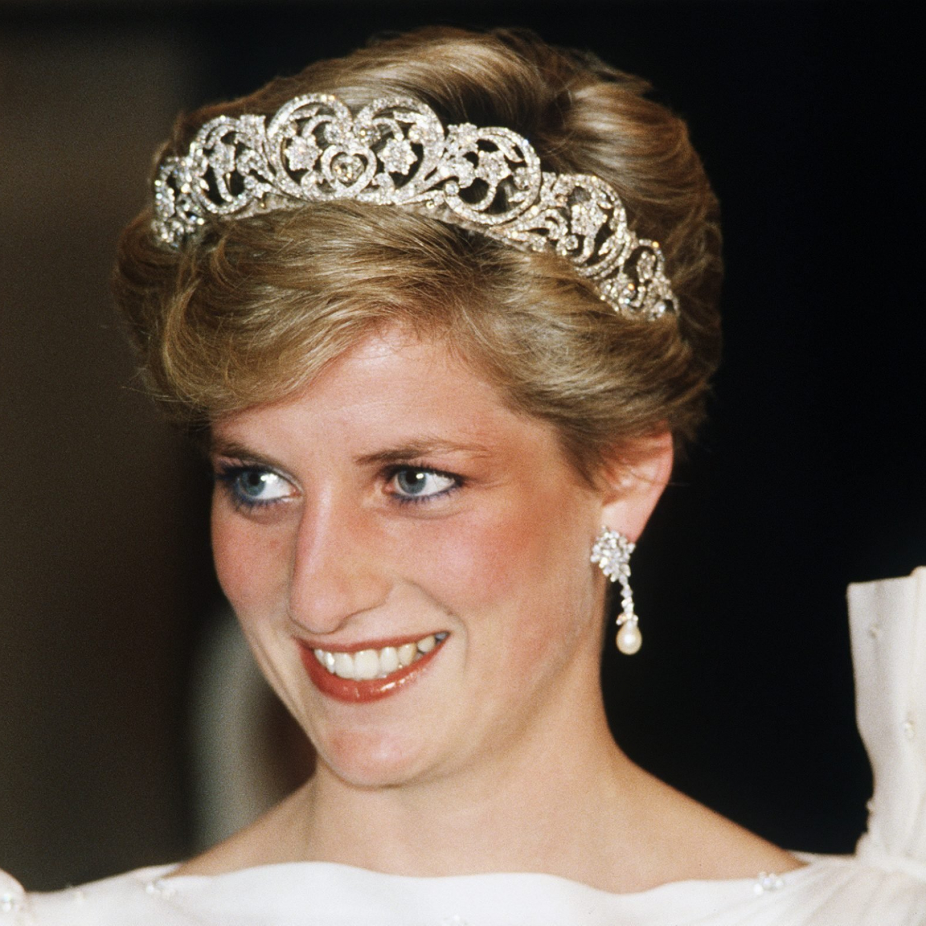Princess Dianas priceless wedding tiara exhibited for the first time in decades