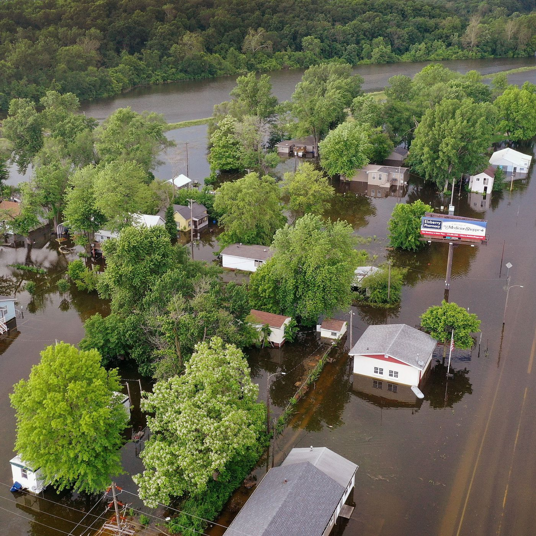 Homes of 85000 people at risk but rain eases around Sydney 