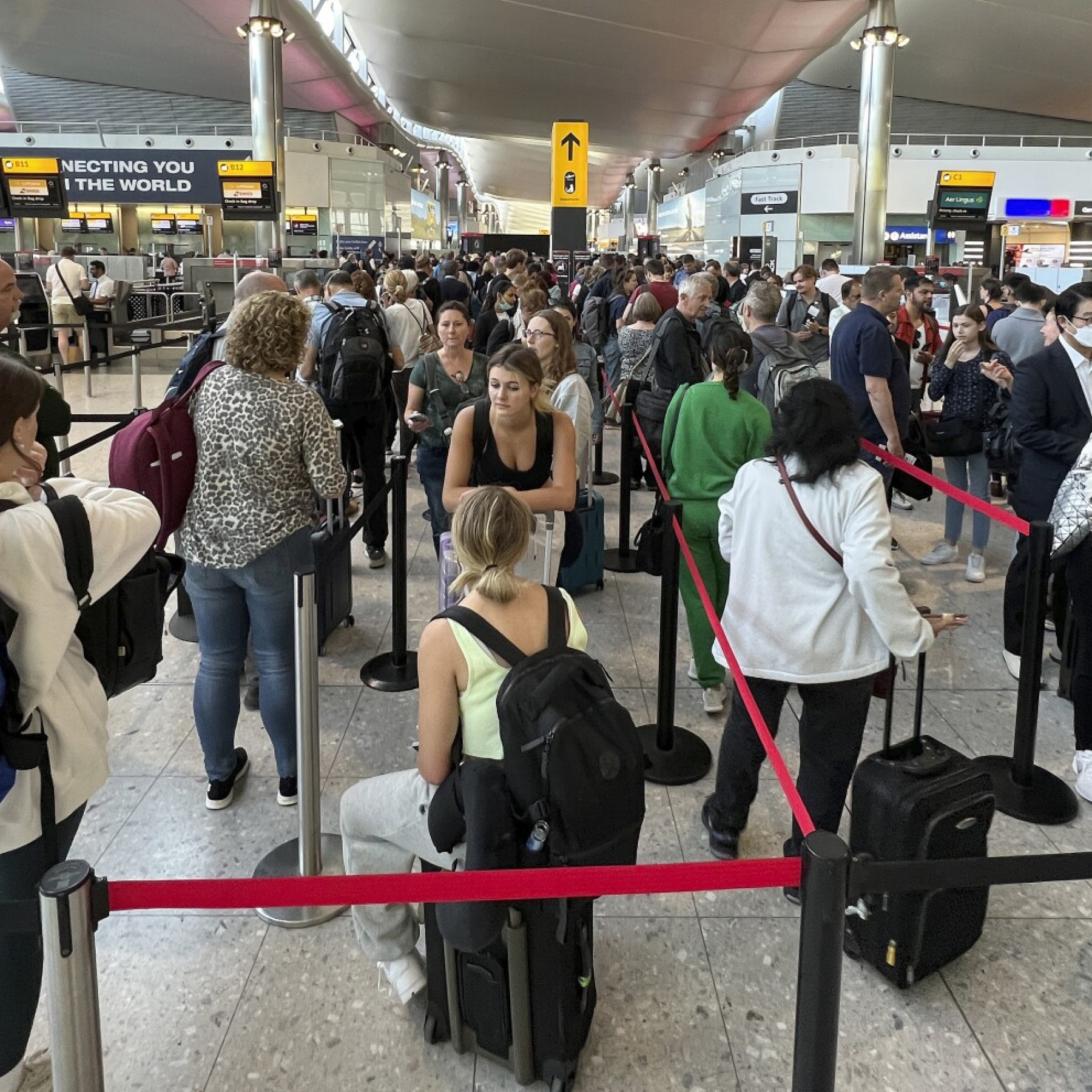 Londons Heathrow Airport caps daily passenger numbers