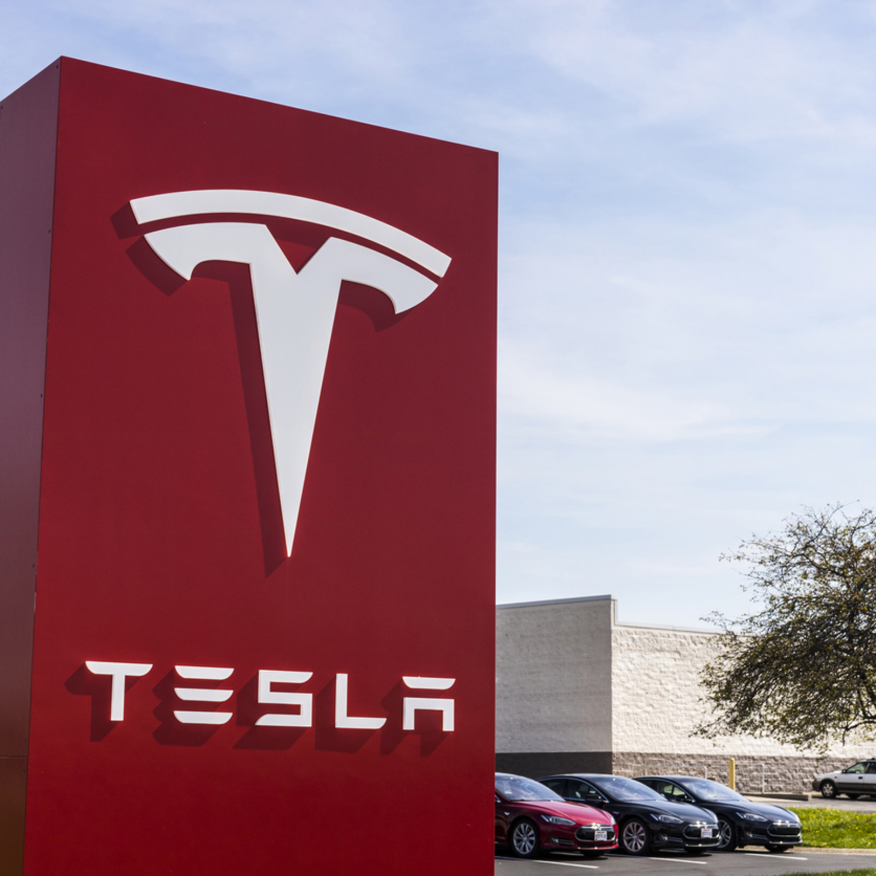 Tesla shares dip after CEO Elon Musk makes bid to buy Twitter