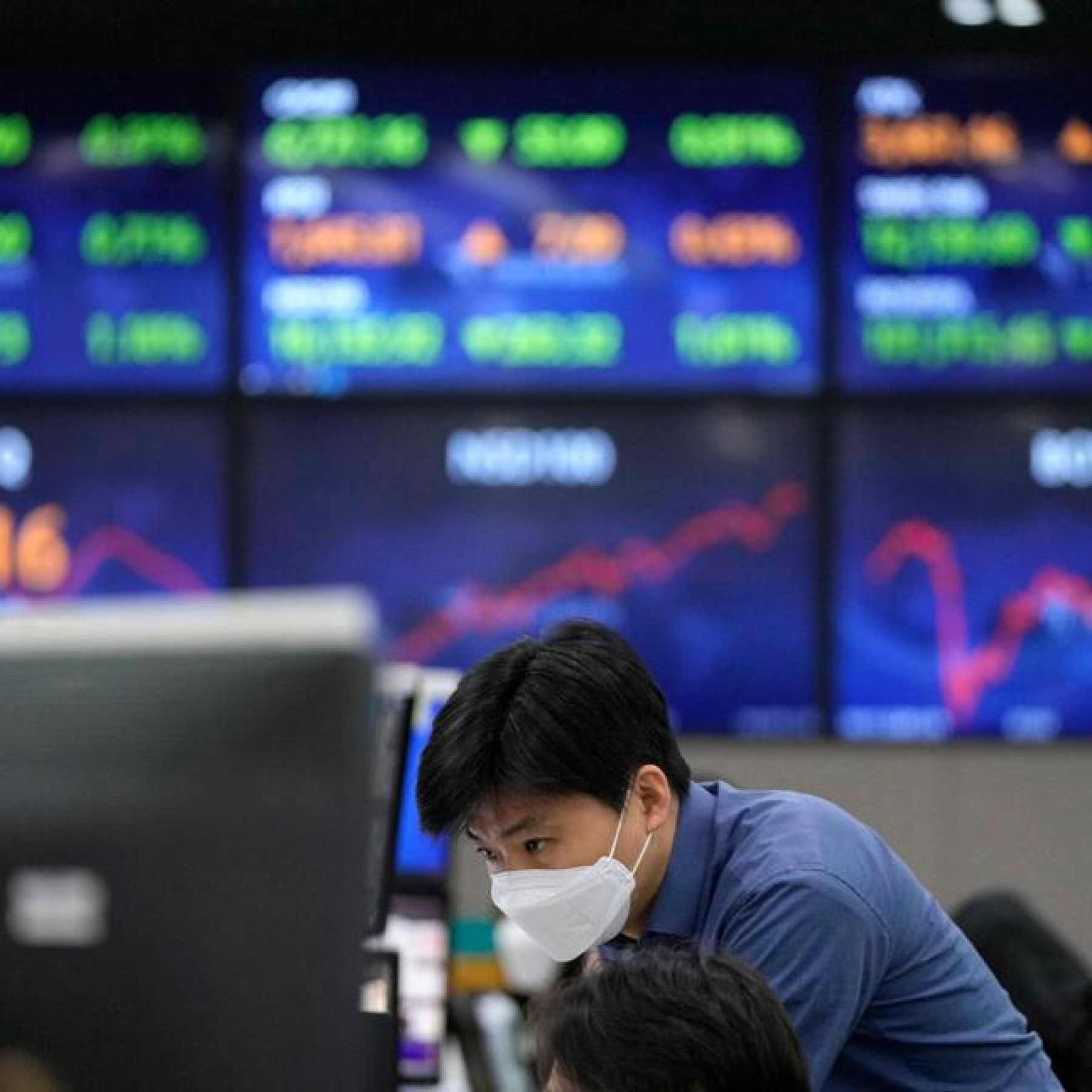 Asian Shares Mixed After Omicron Worries Rattle Wall Street