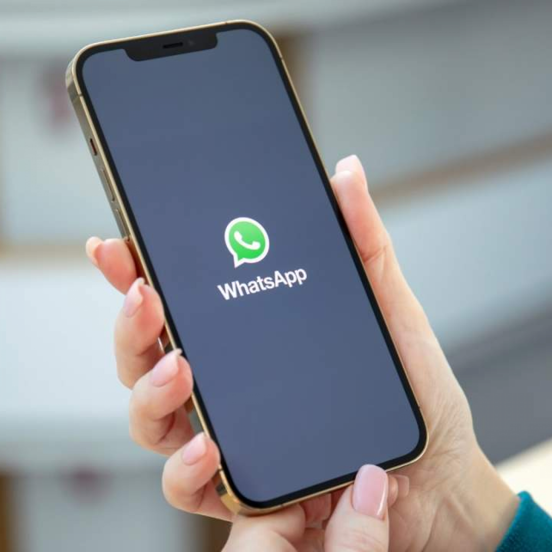WhatsApp users can now choose to easily have all new messages they send or receive disappear as the world’s largest instant messaging service broadens its offerings for what an executive described as 