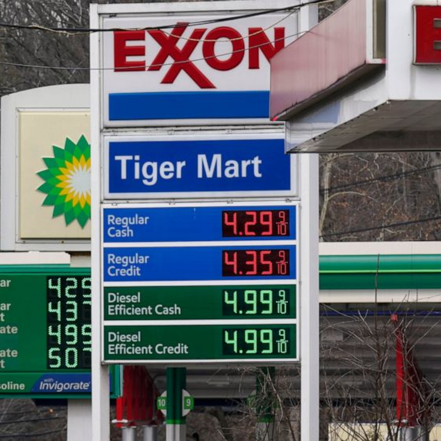 US gasoline prices rise again on talk of banning Russian oil