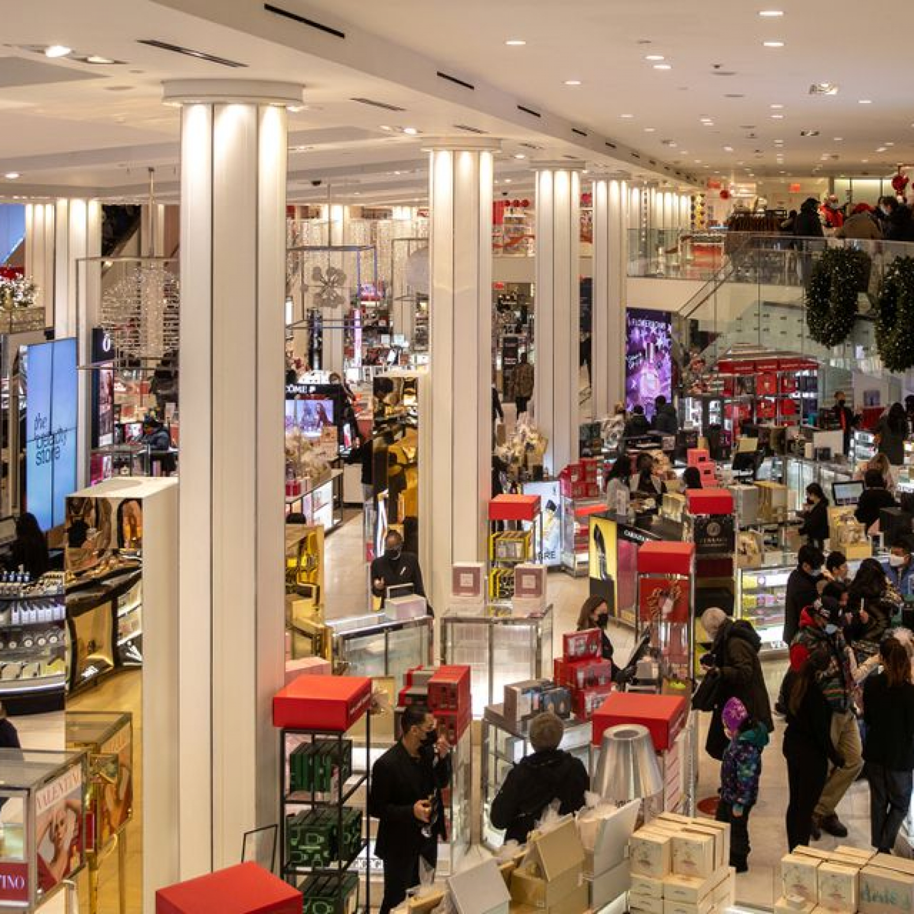 U.S. consumer spending beat expectations in August inflation rises