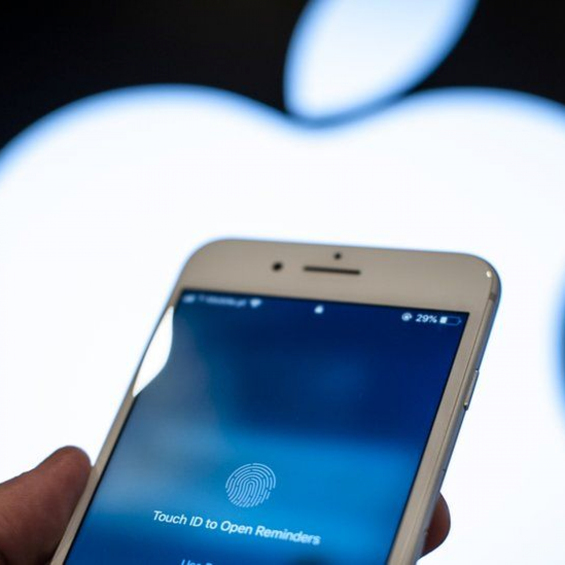 Apple delays recalling staff to the office until 2022