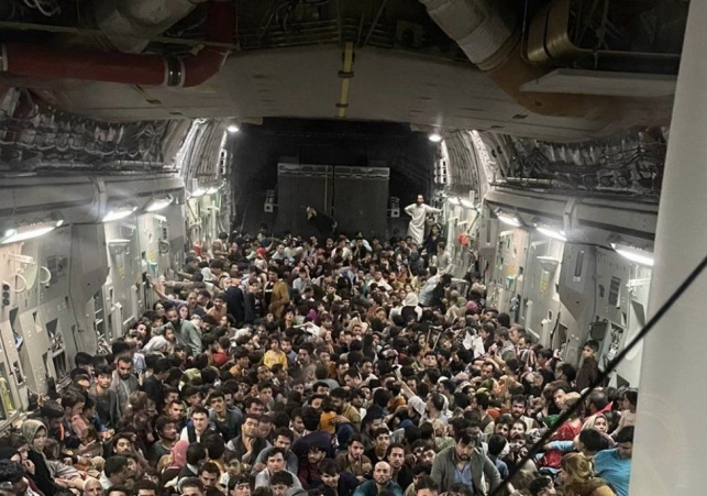 Afghanistan: Striking image captures Kabul exodus