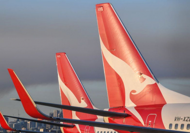 Covid: Australias Qantas says all staff must be vaccinated