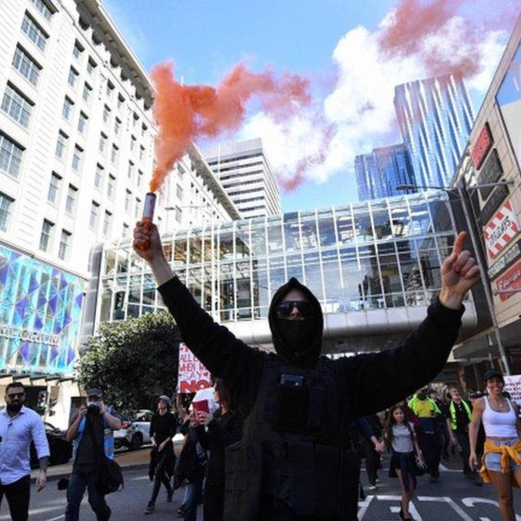 Covid: Australian police clash with anti-lockdown protesters