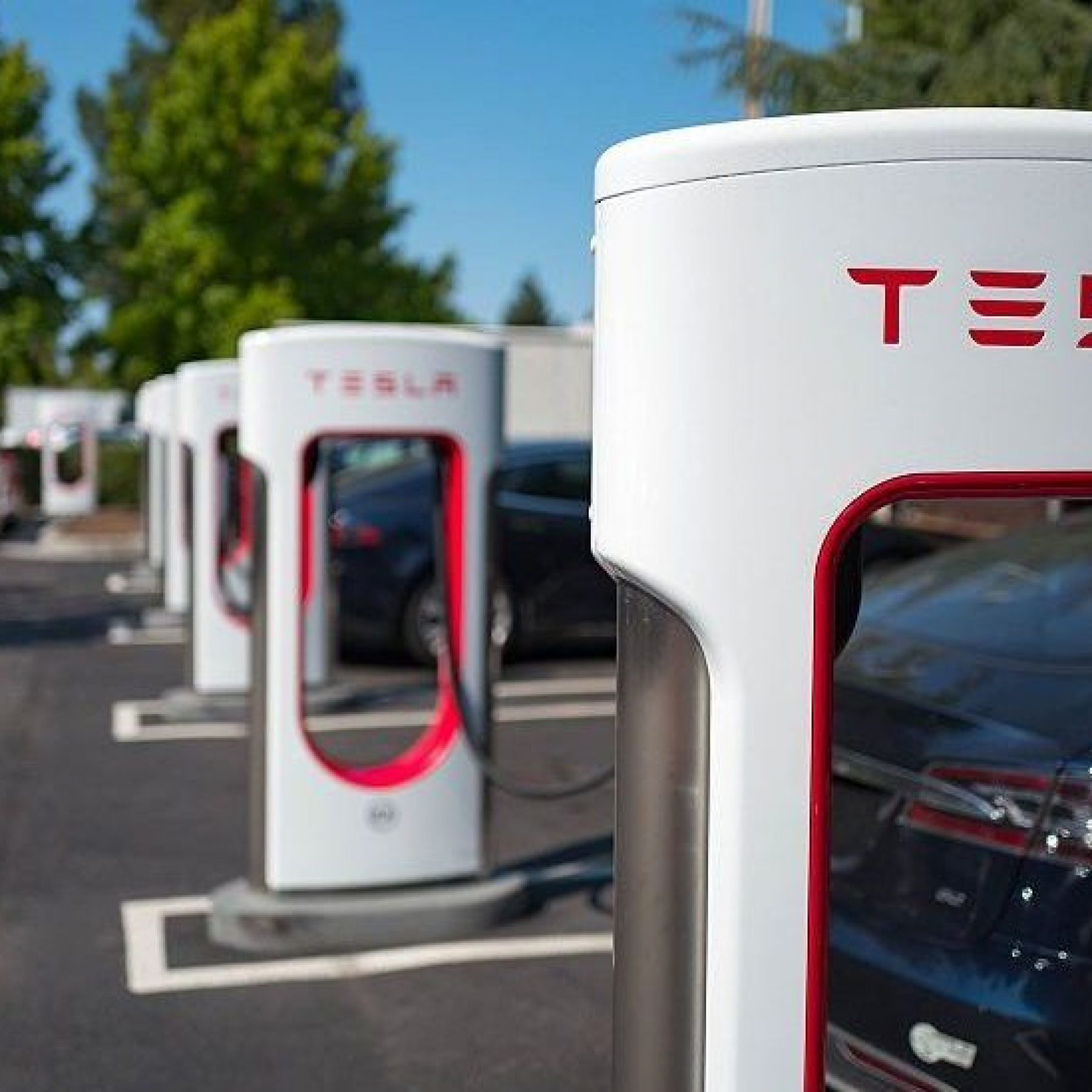 Tesla opens its chargers to other electric cars