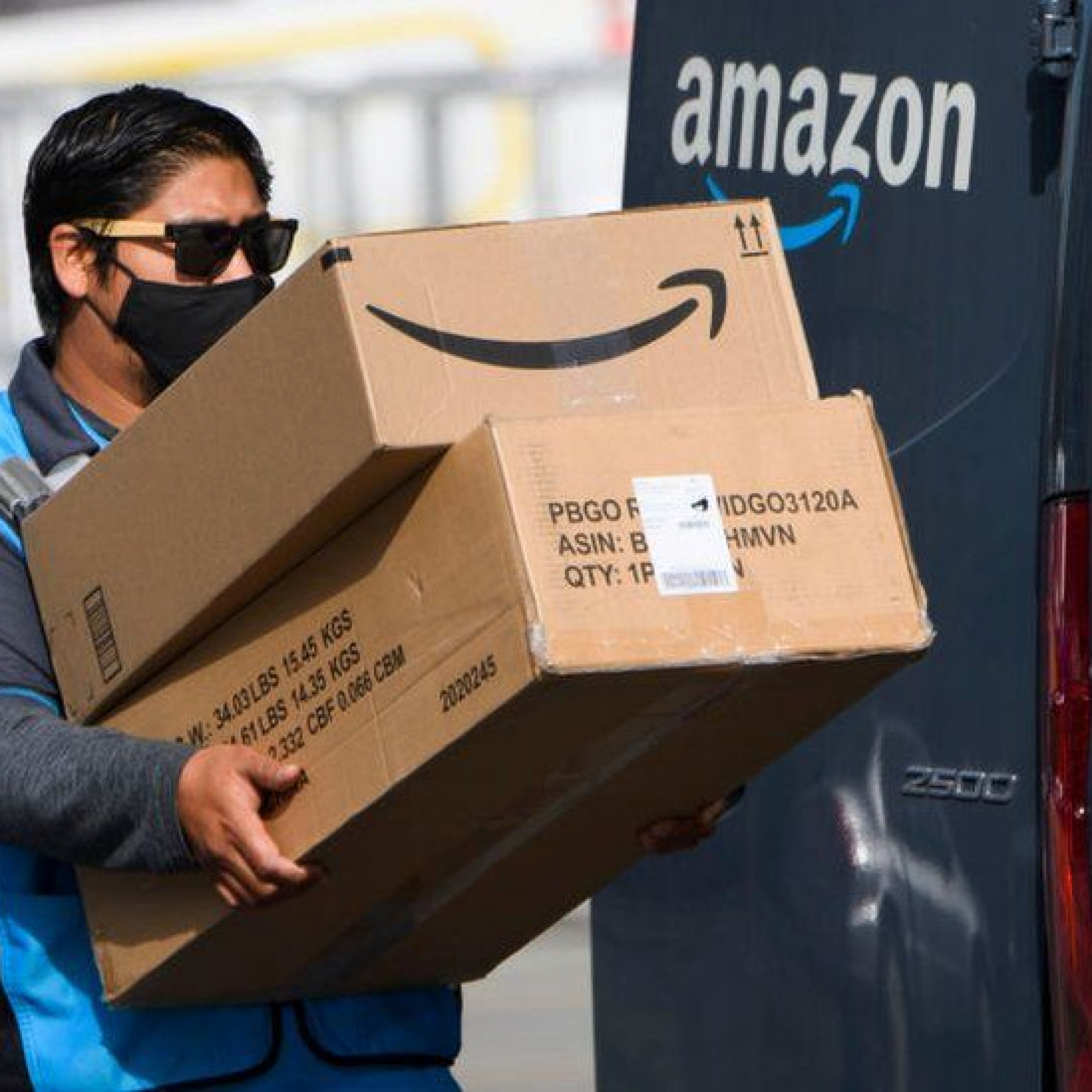 Amazon reports loss as online sales falter