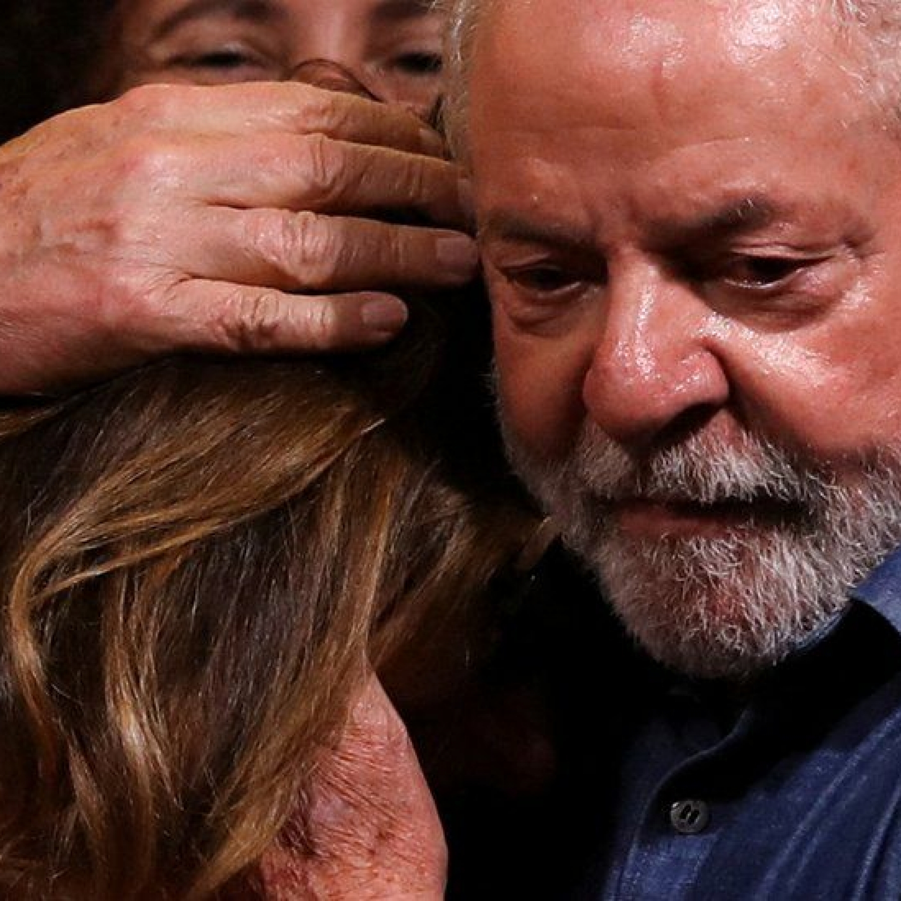 Lula embraced his wife Rosangela after his victory