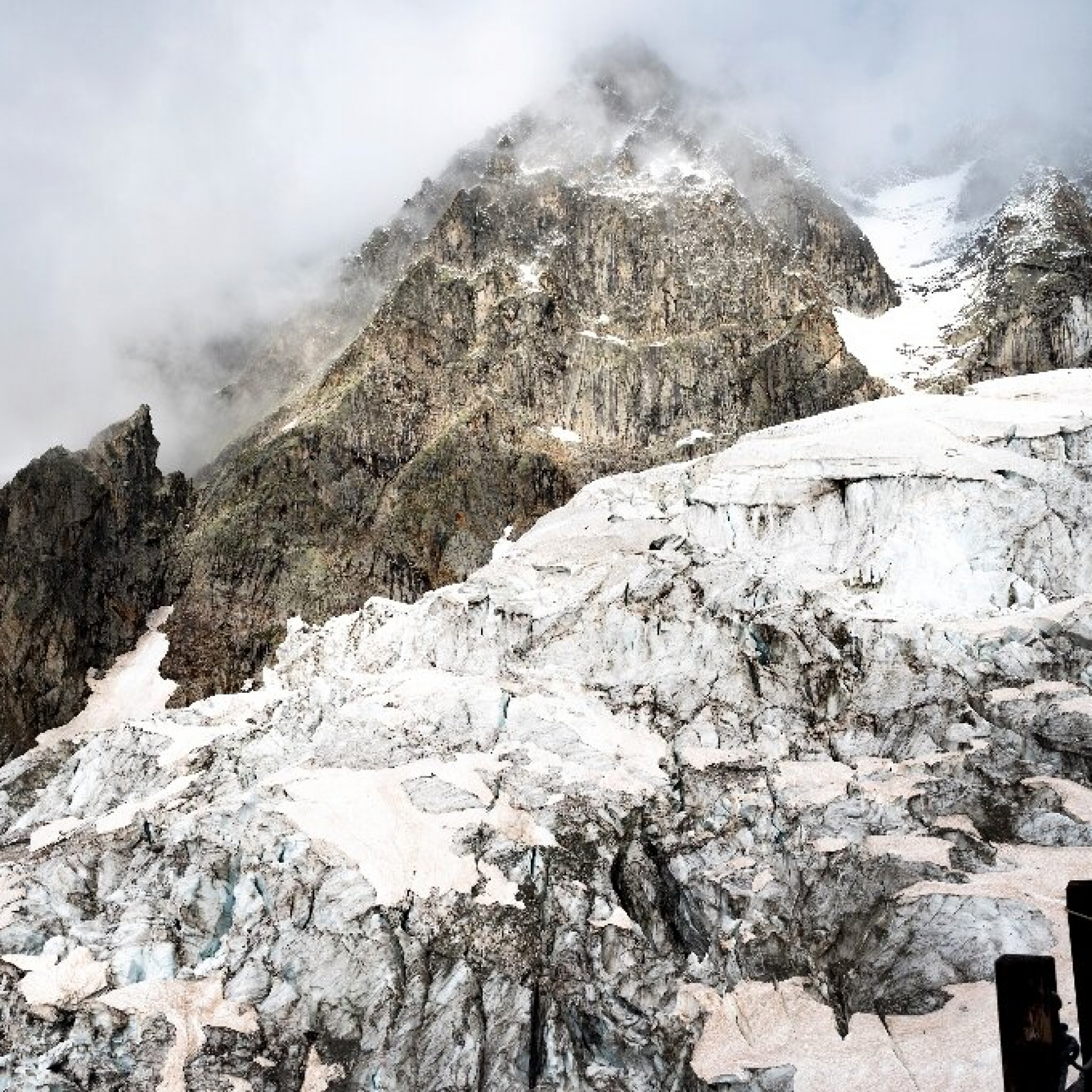 Alpine glacier chunk detaches killing at least 6 hikers
