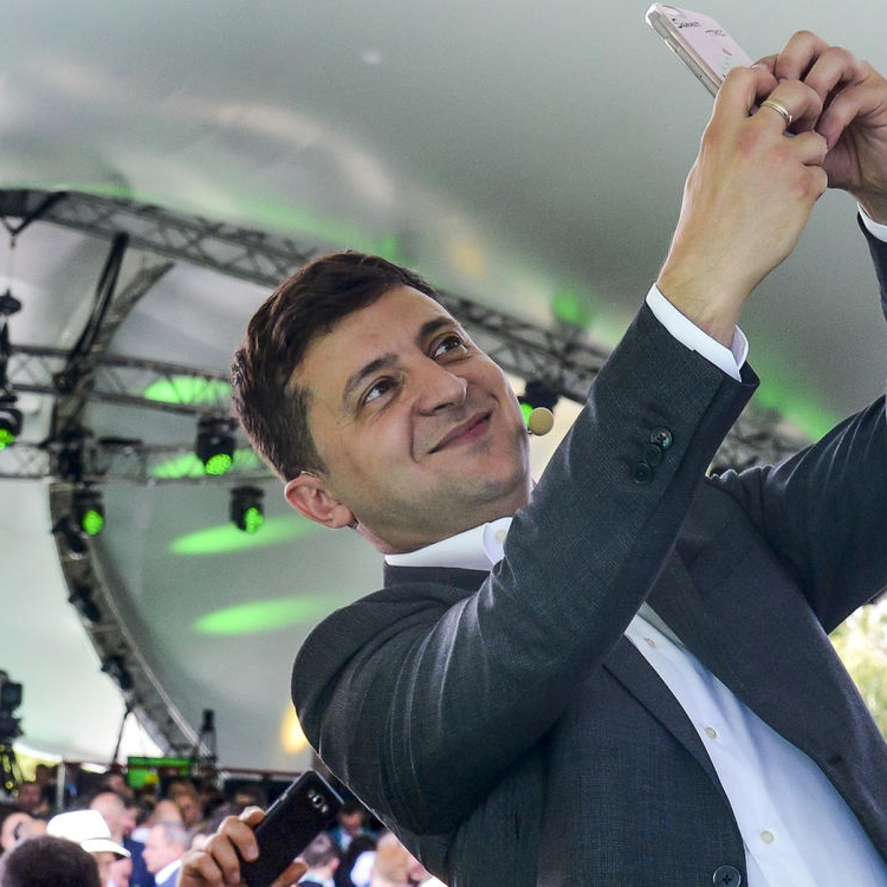 Ukraine presidents ratings fall as crisis with Russia brews