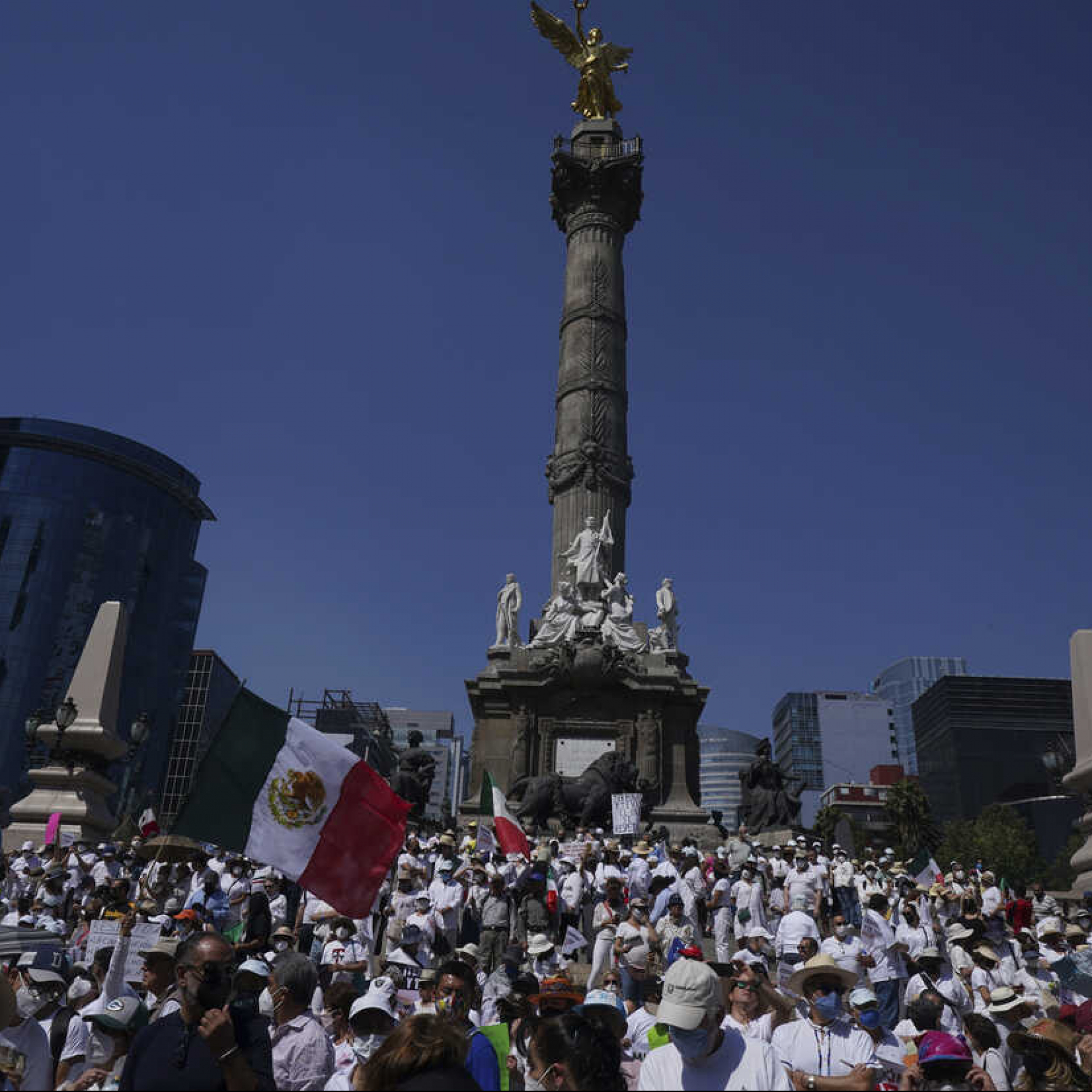 Few Mexicans vote on whether president stays or goes