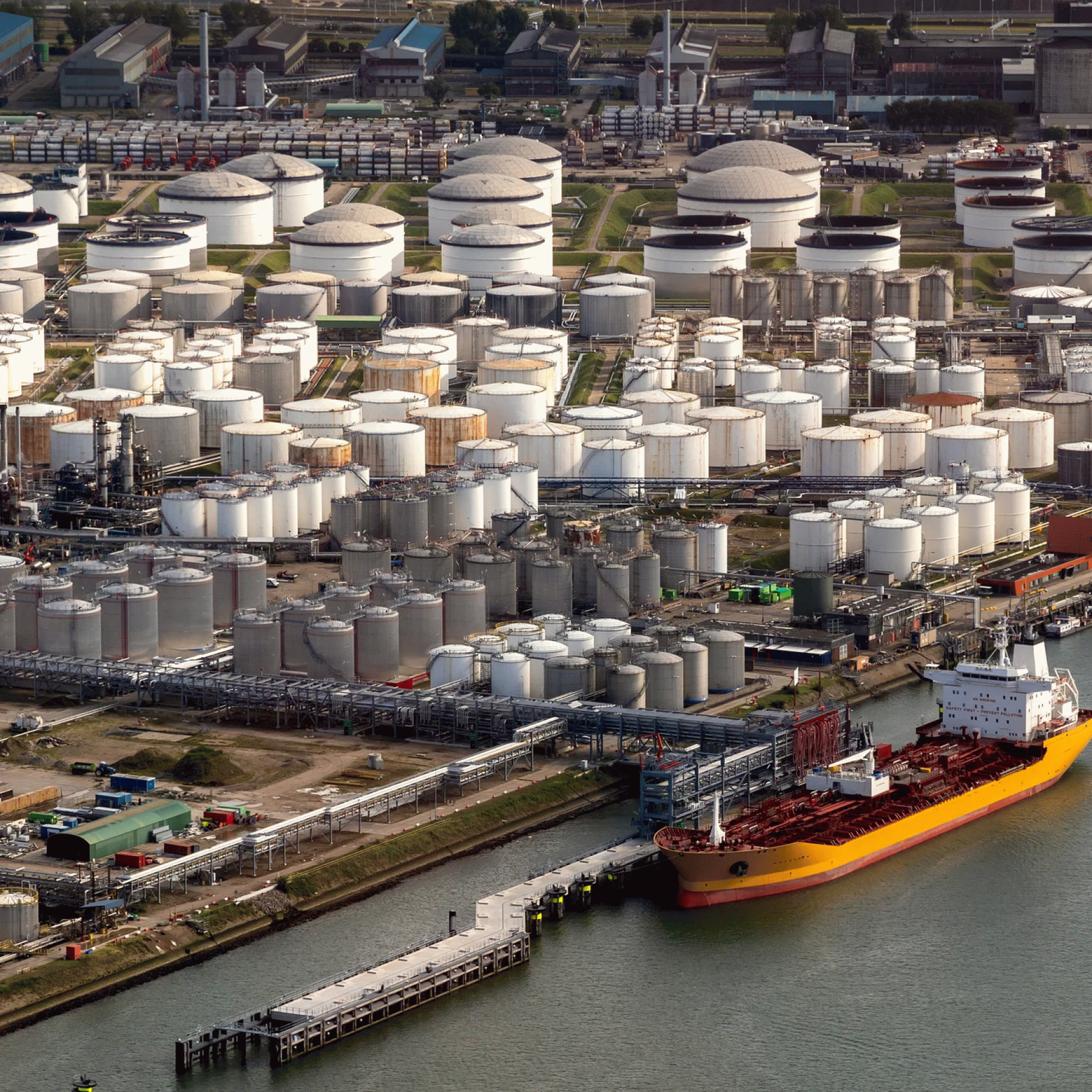 Netherlands March base oil output falls