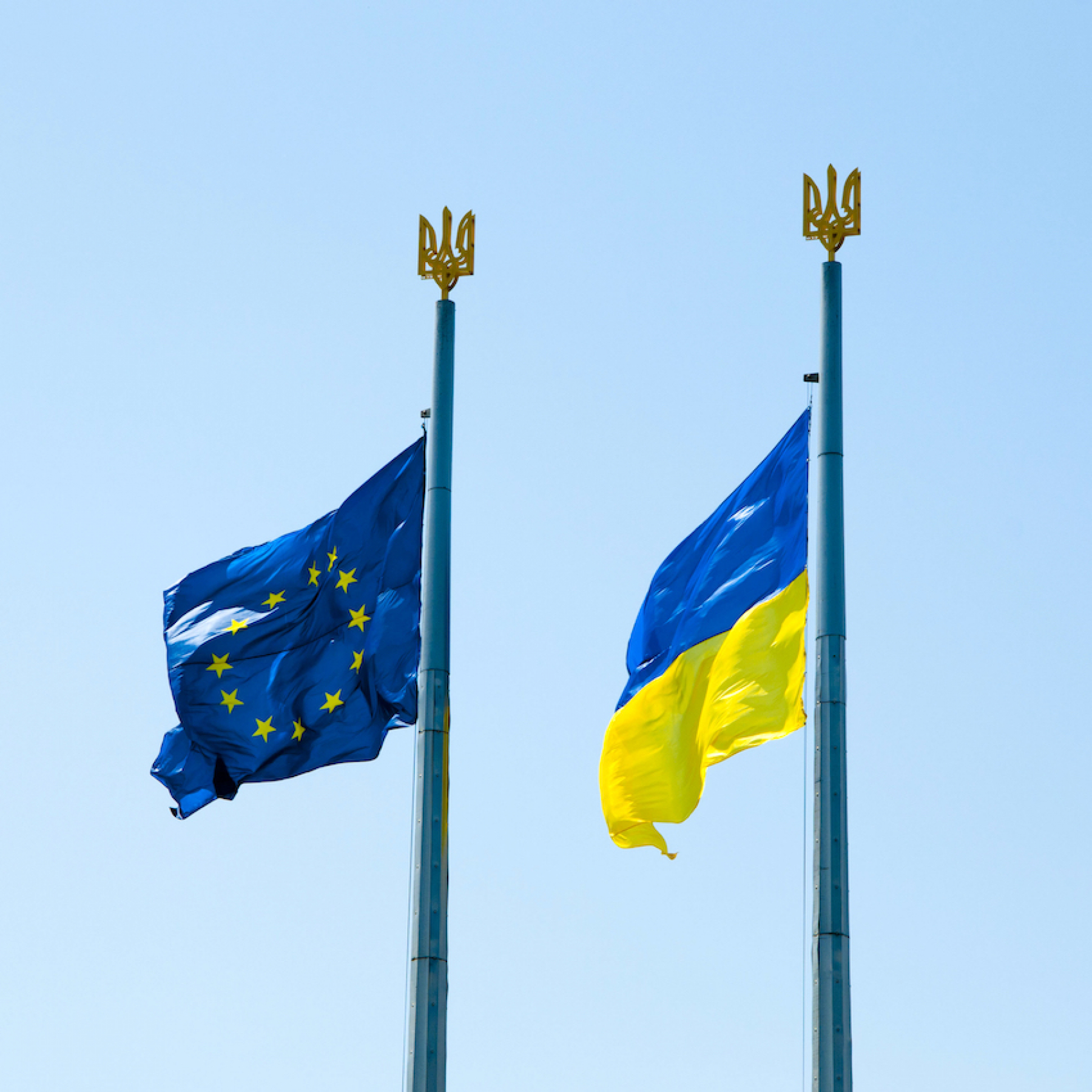 Amid Ukraine crisis NATO sends planes ships to eastern Europe